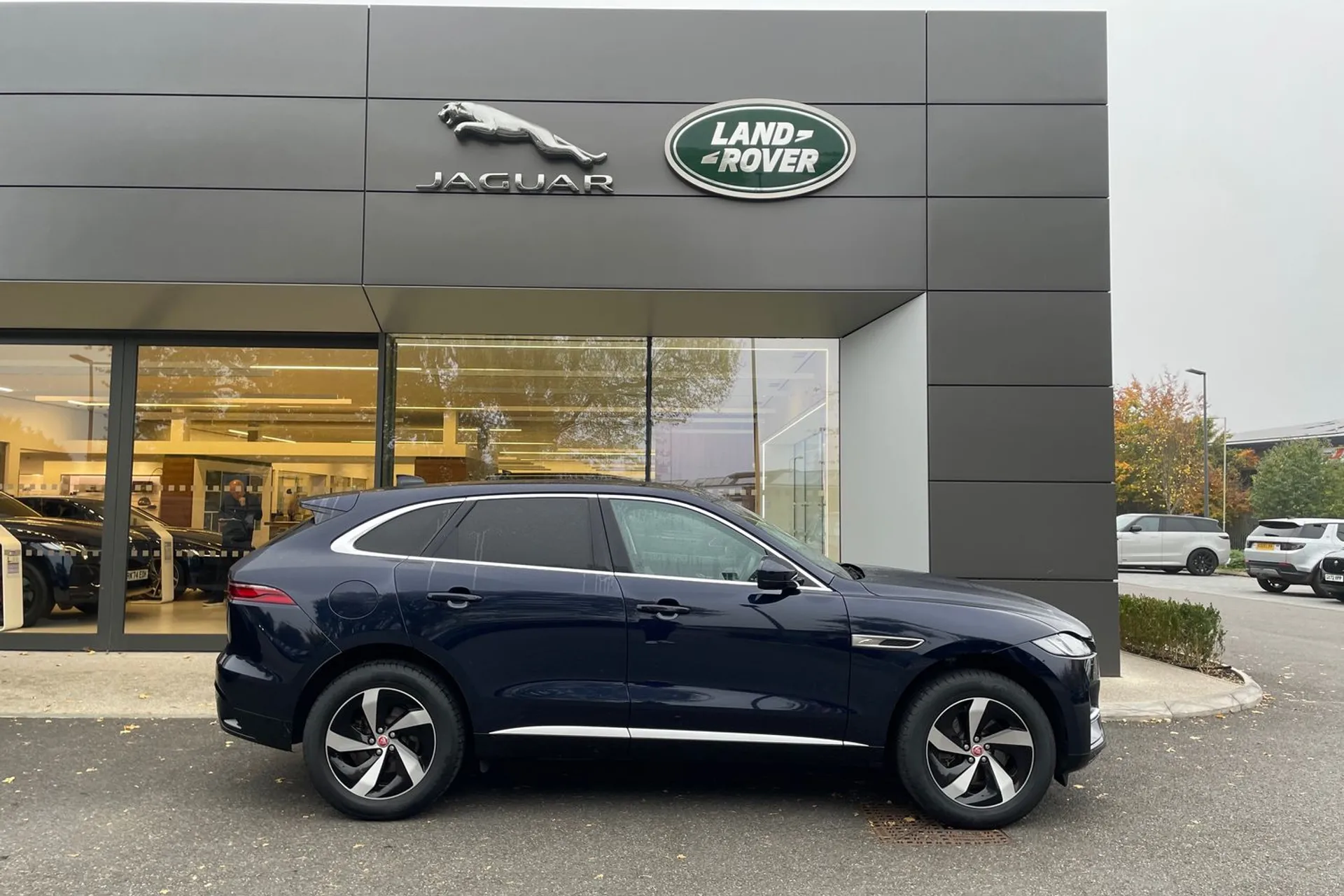 Jaguar F-PACE thumbnail image number 2