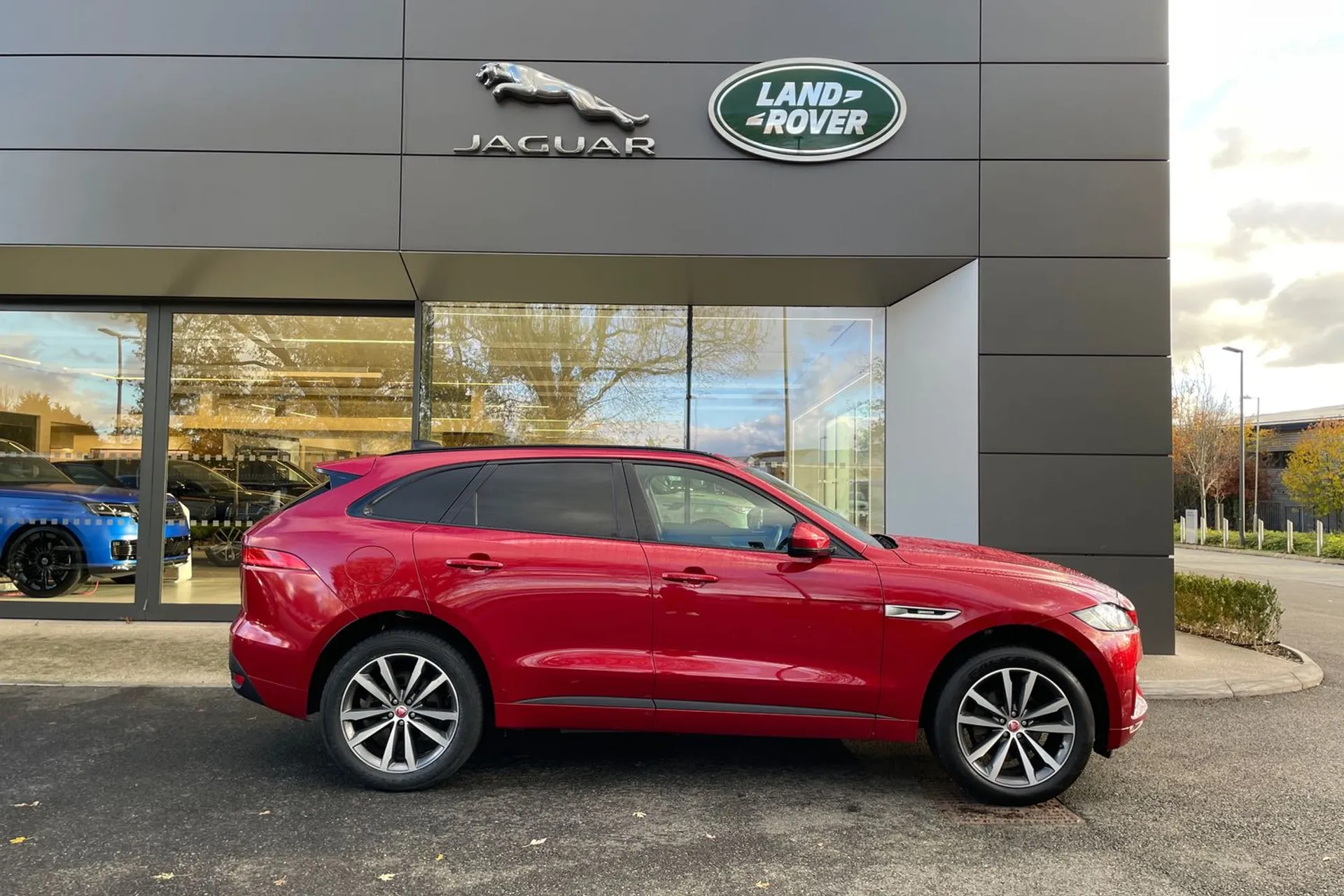 Jaguar F-PACE thumbnail image number 2