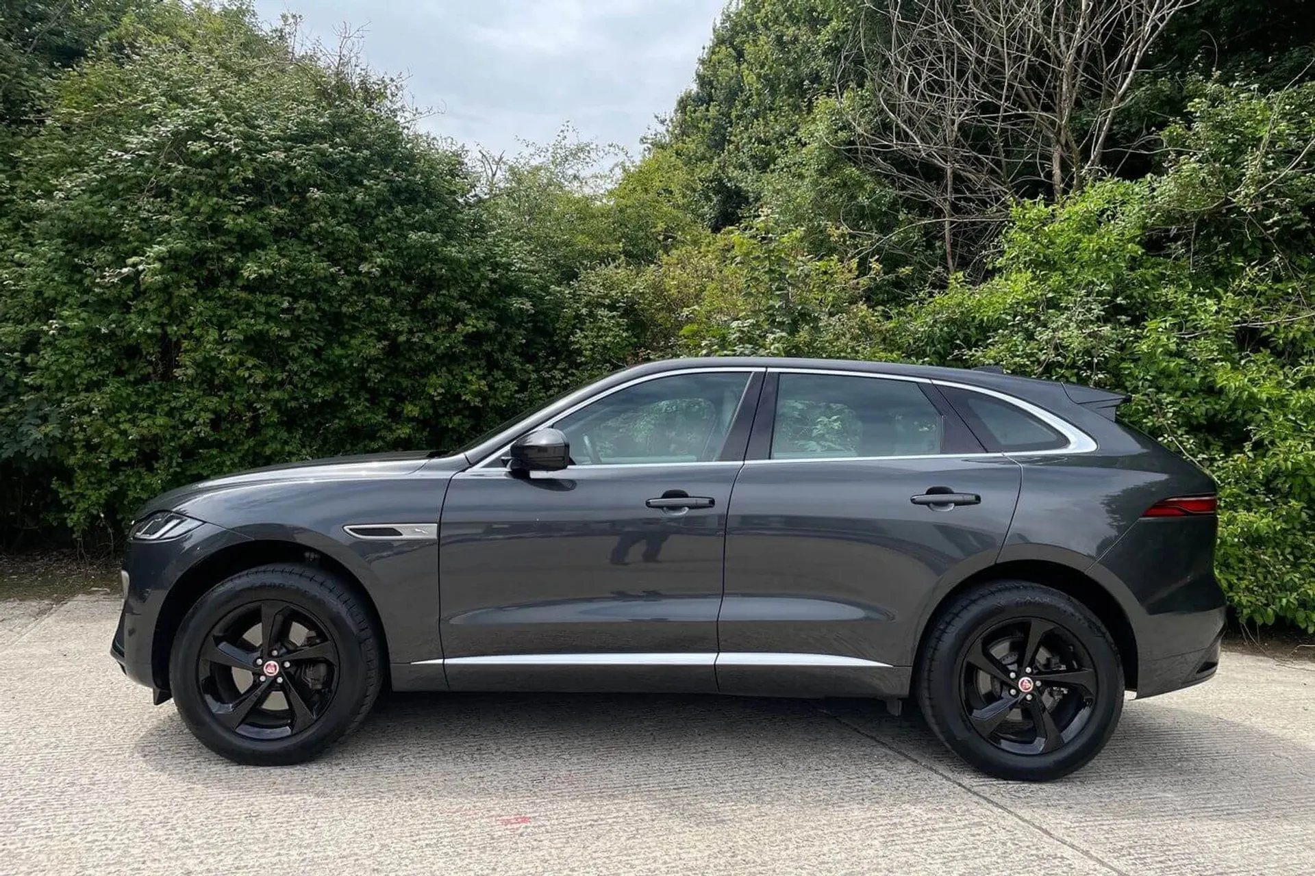 Jaguar F-PACE thumbnail image number 9