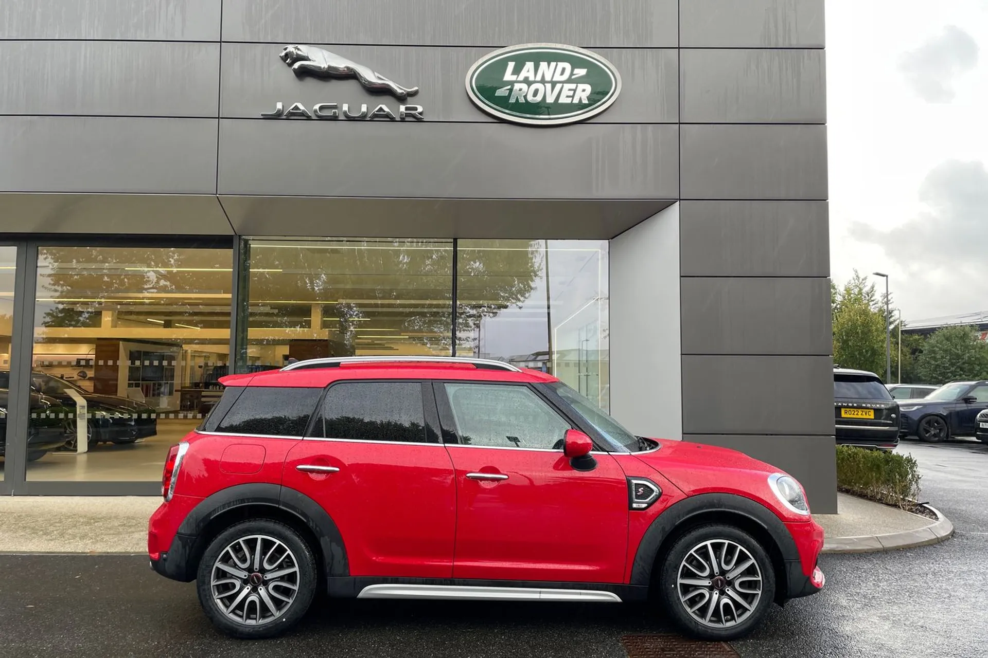 MINI COUNTRYMAN thumbnail image number 2