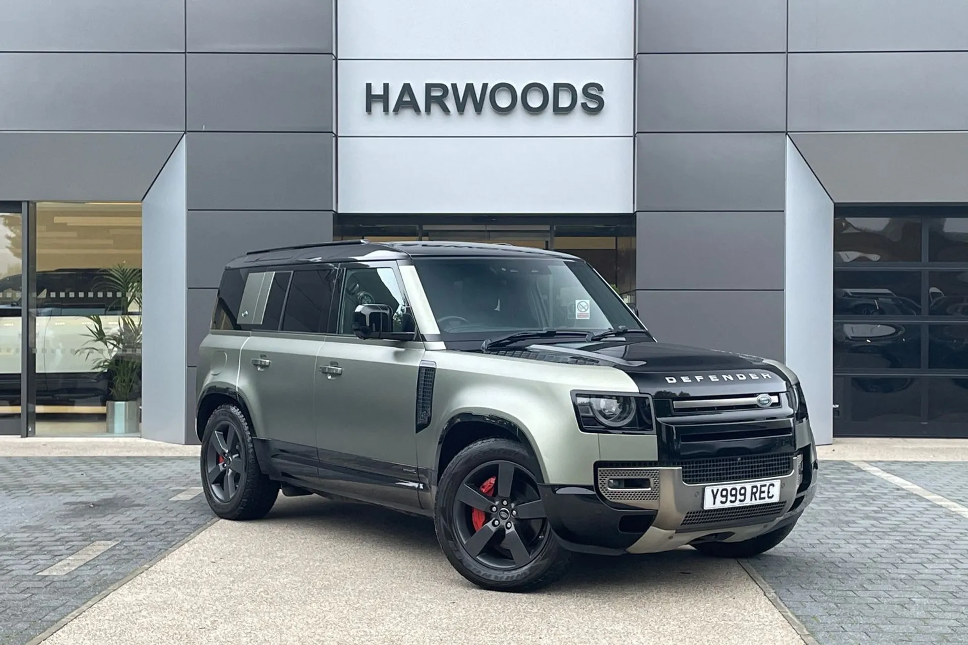 LAND ROVER DEFENDER focused image