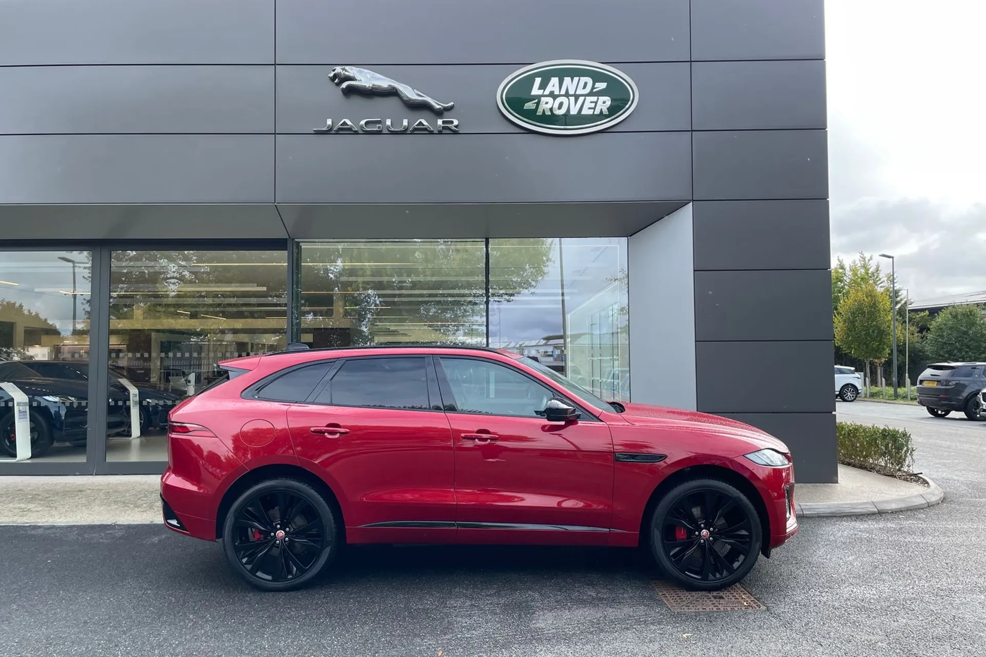 Jaguar F-PACE thumbnail image number 2