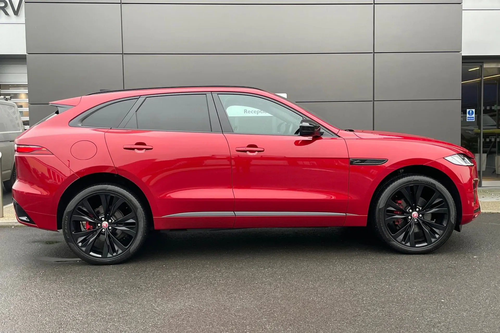 Jaguar F-PACE thumbnail image number 2