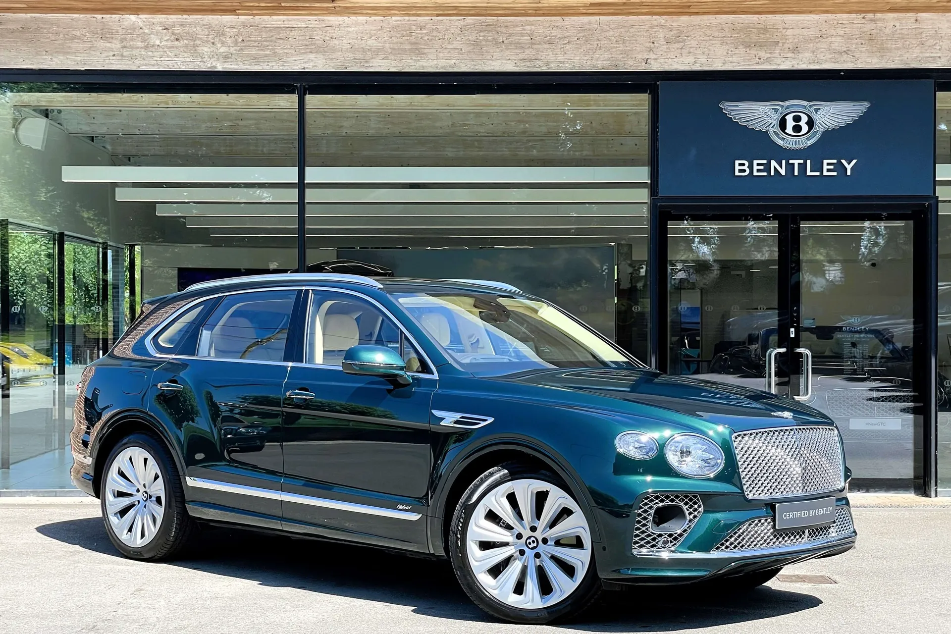 Bentley BENTAYGA focused image