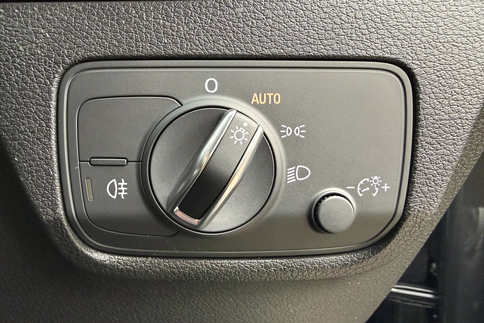 Audi Q2 thumbnail image number 18