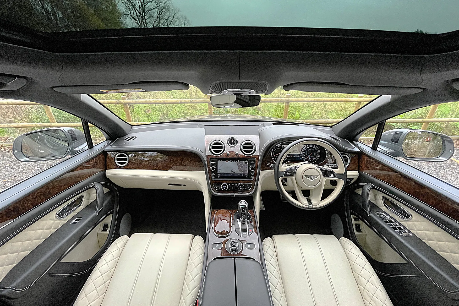 Bentley BENTAYGA thumbnail image number 3