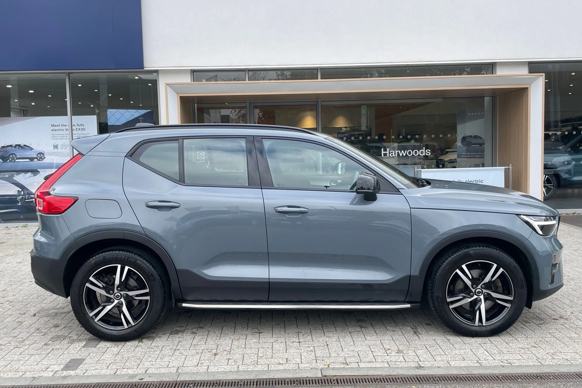 Volvo XC40 thumbnail image number 2