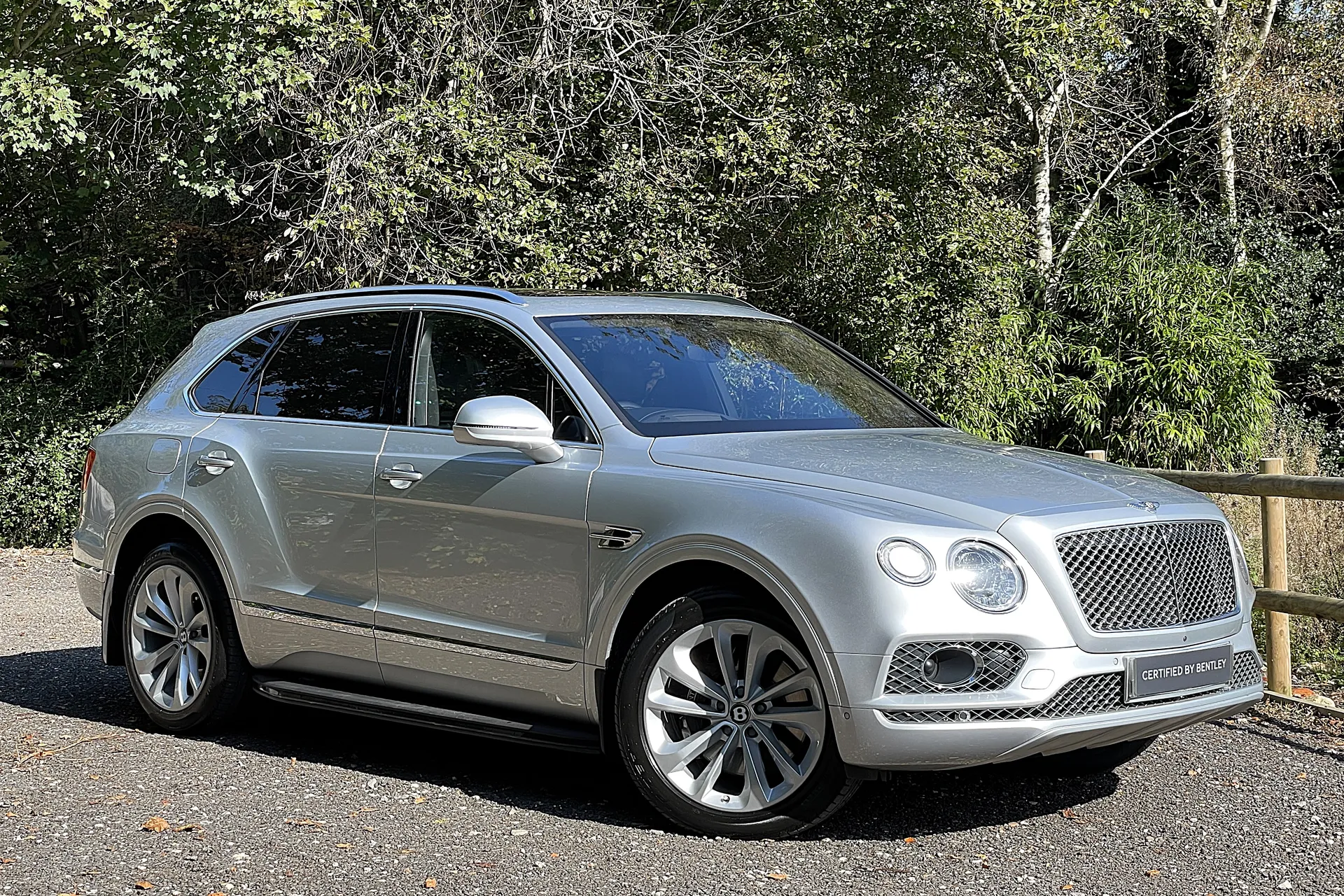 Bentley BENTAYGA V8 AUTO focused image