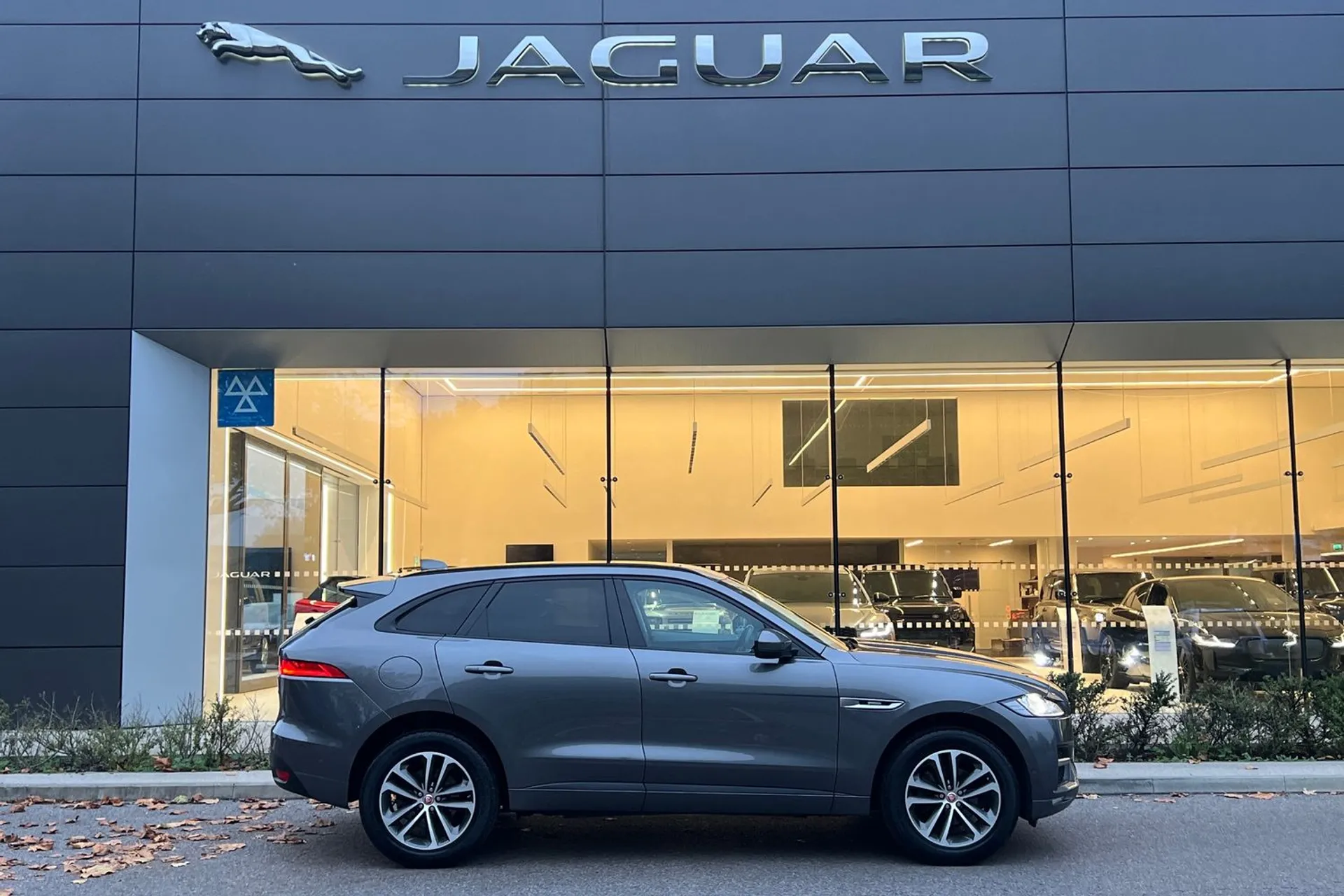 Jaguar F-PACE thumbnail image number 2