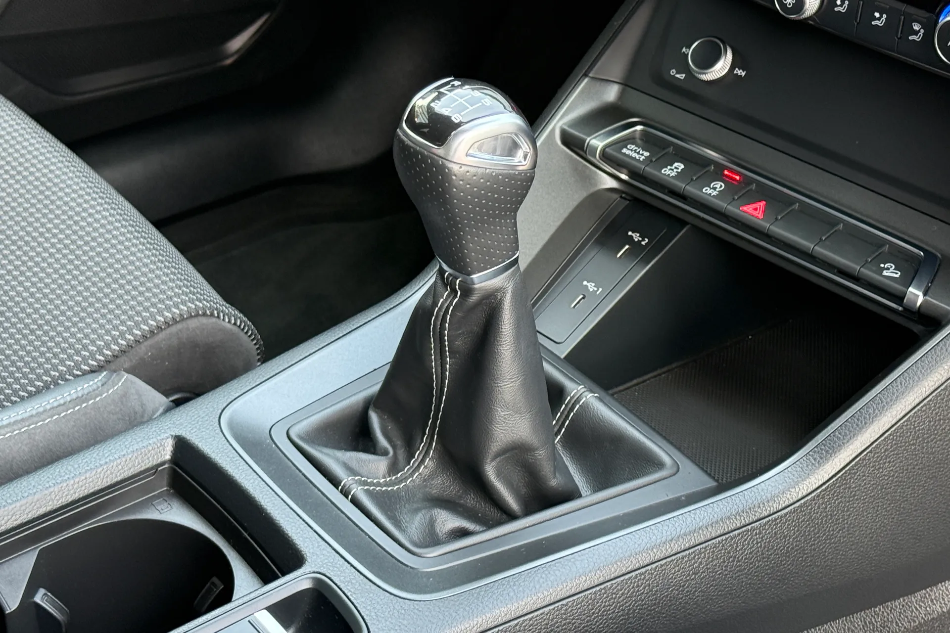 Audi Q3 thumbnail image number 16