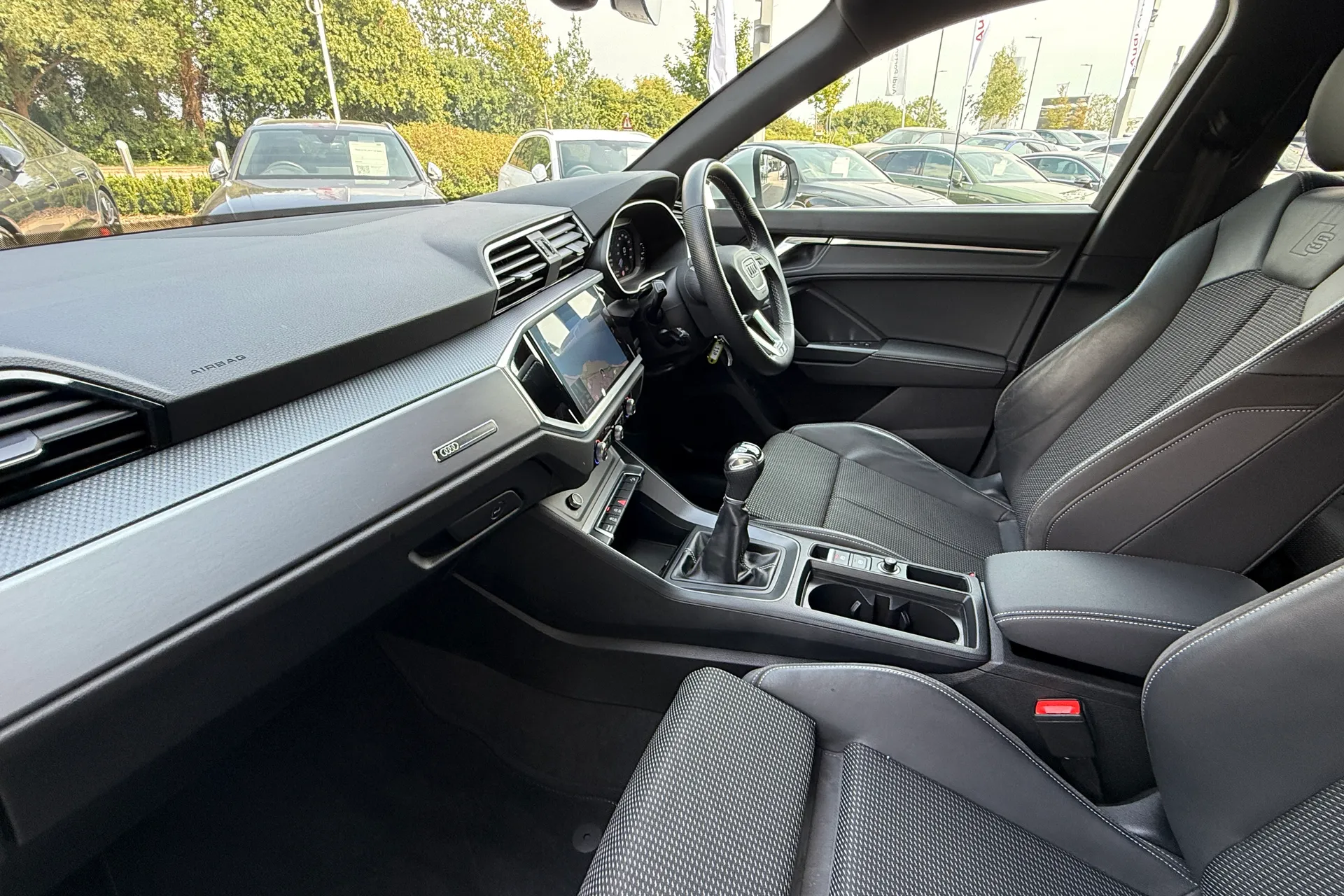 Audi Q3 thumbnail image number 24