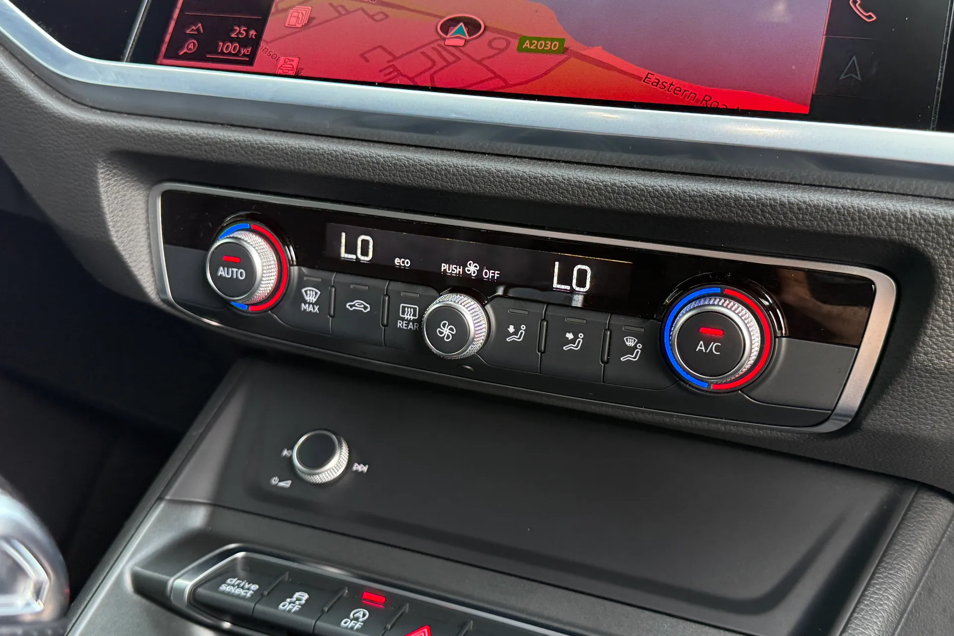 Audi Q3 thumbnail image number 18