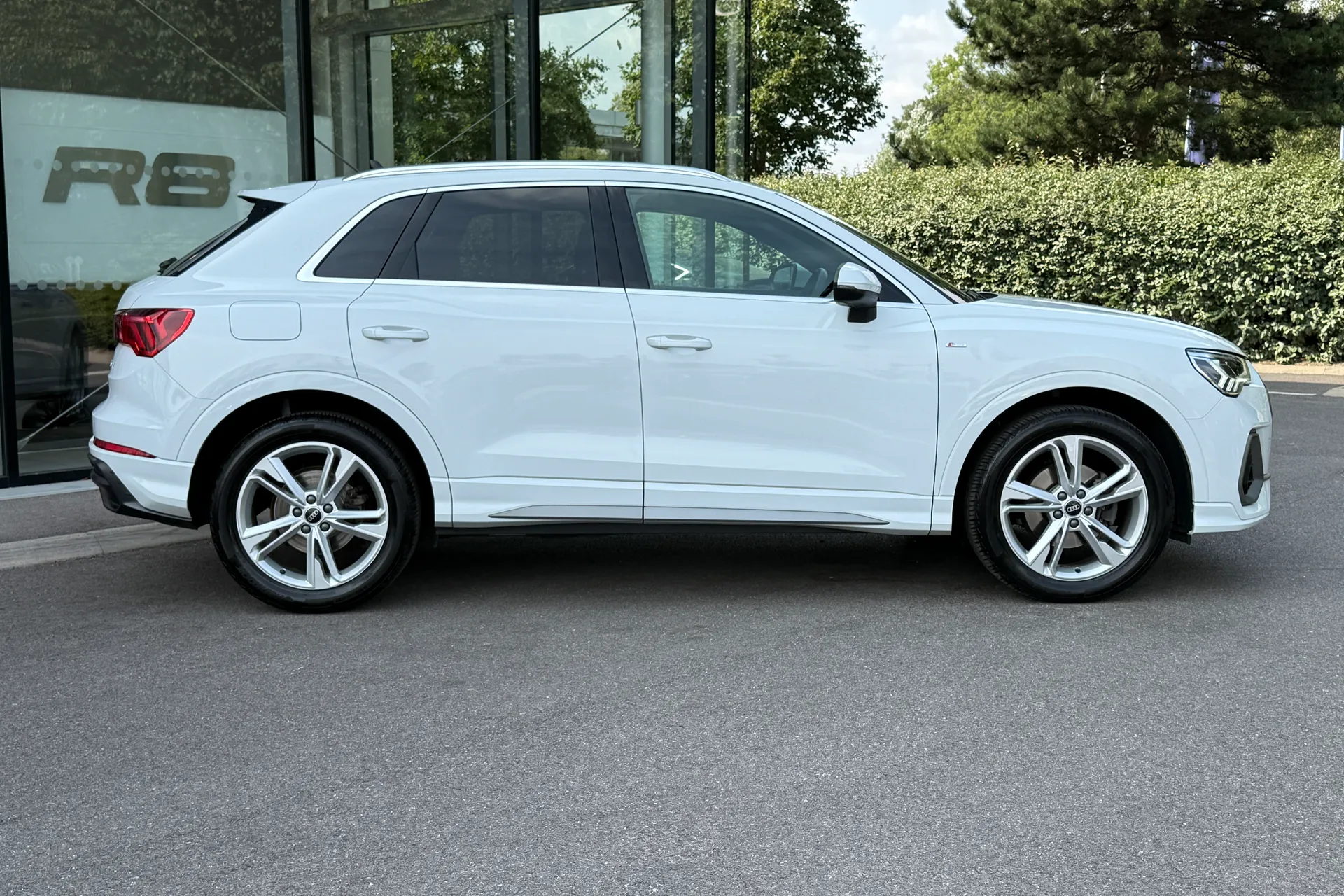 Audi Q3 thumbnail image number 2