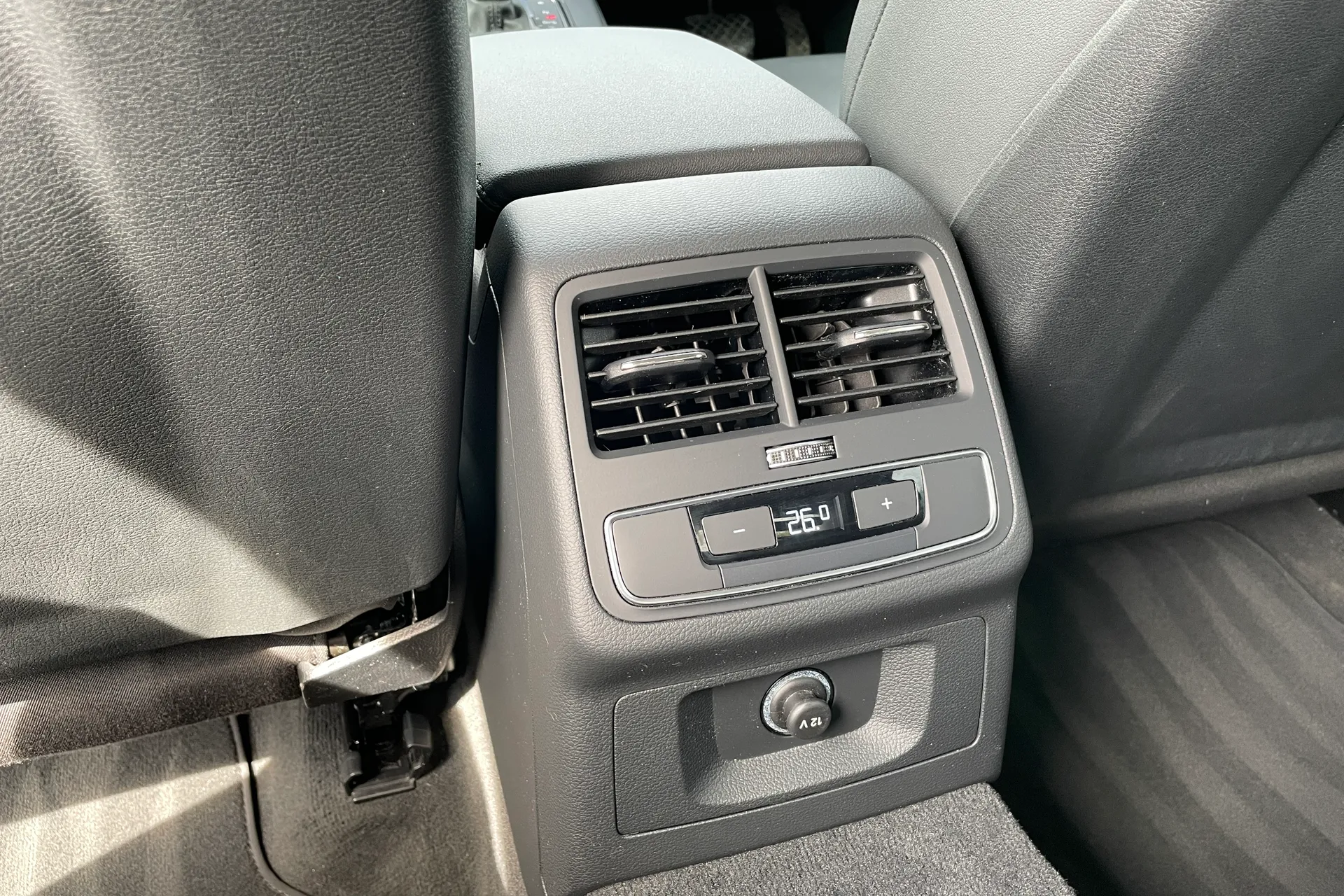 Audi A4 thumbnail image number 22
