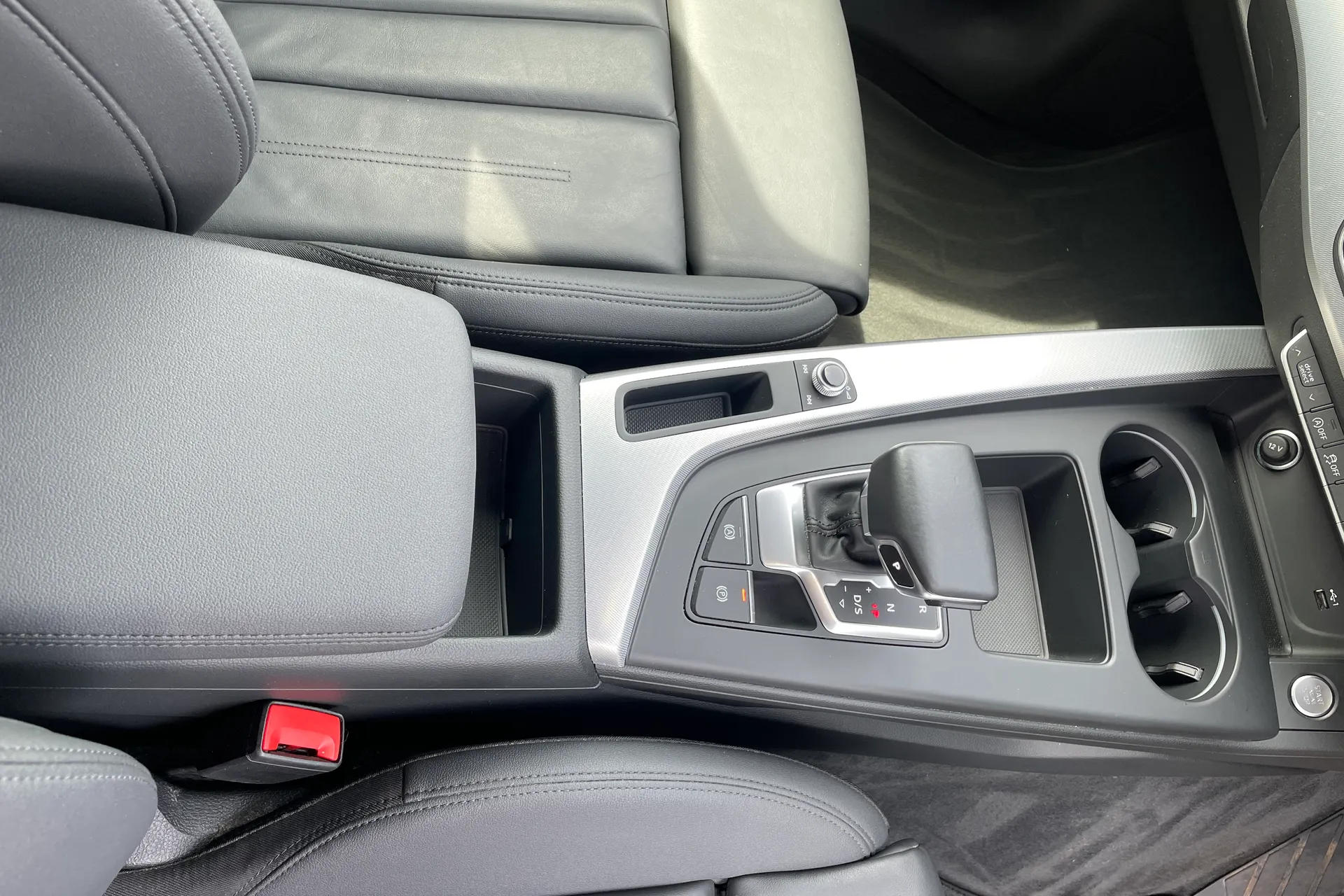 Audi A4 thumbnail image number 40
