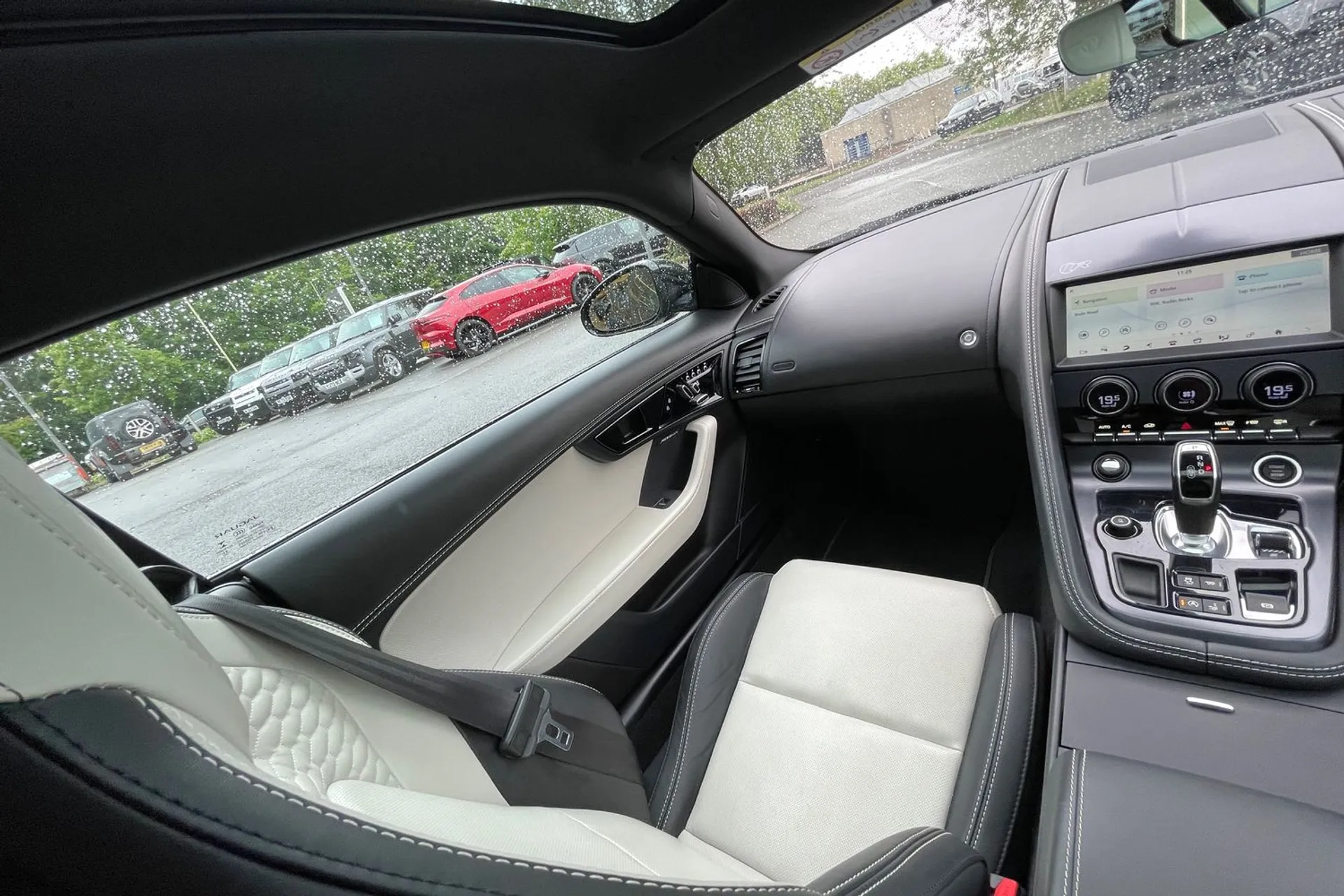 Jaguar F-TYPE thumbnail image number 12