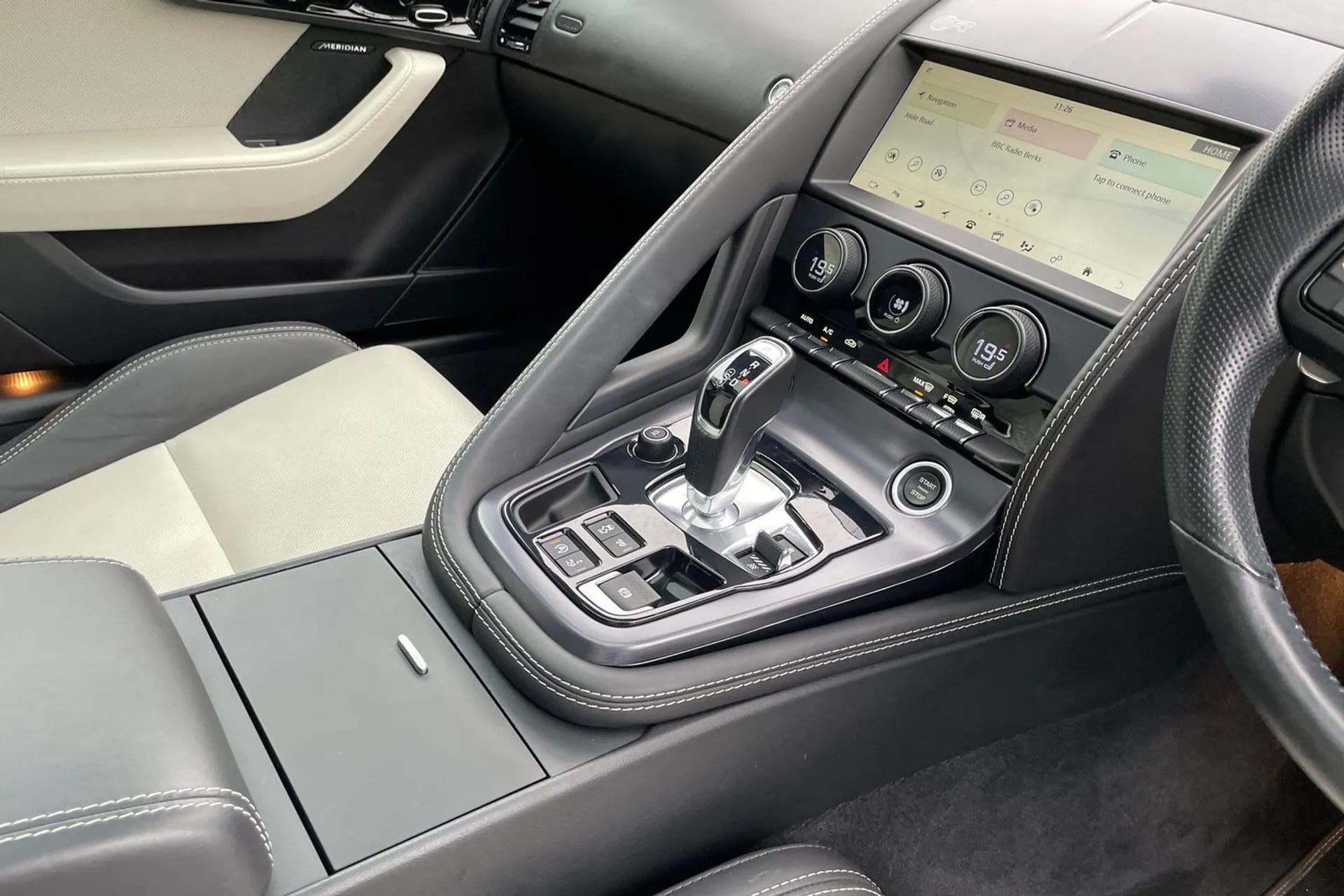 Jaguar F-TYPE thumbnail image number 19
