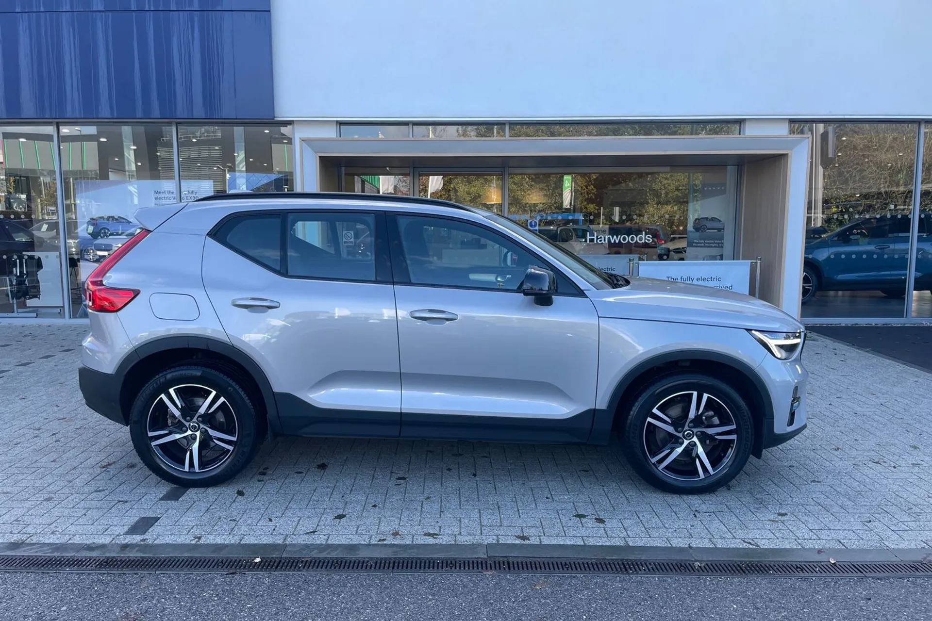 Volvo XC40 thumbnail image number 2