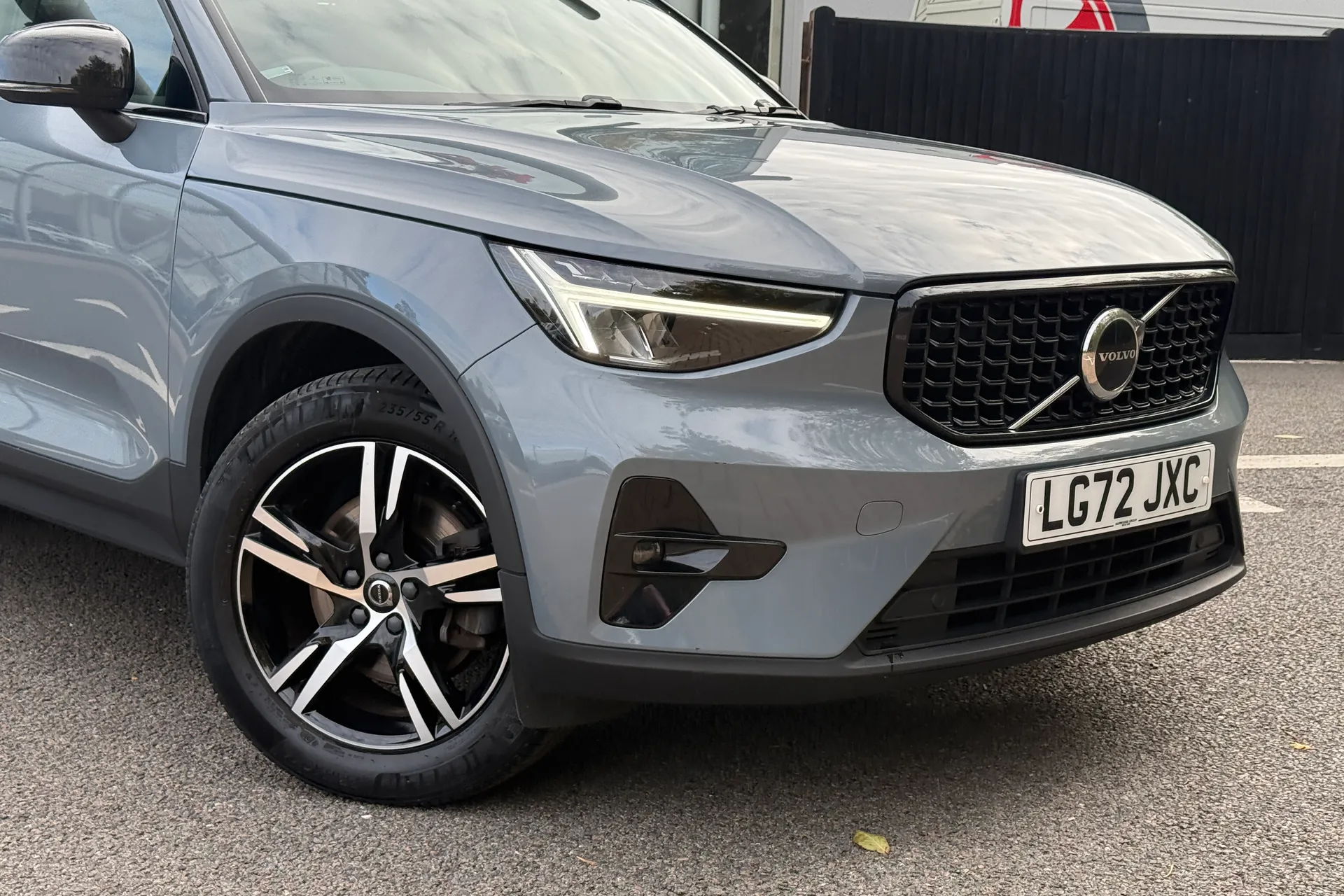 Volvo XC40 thumbnail image number 2
