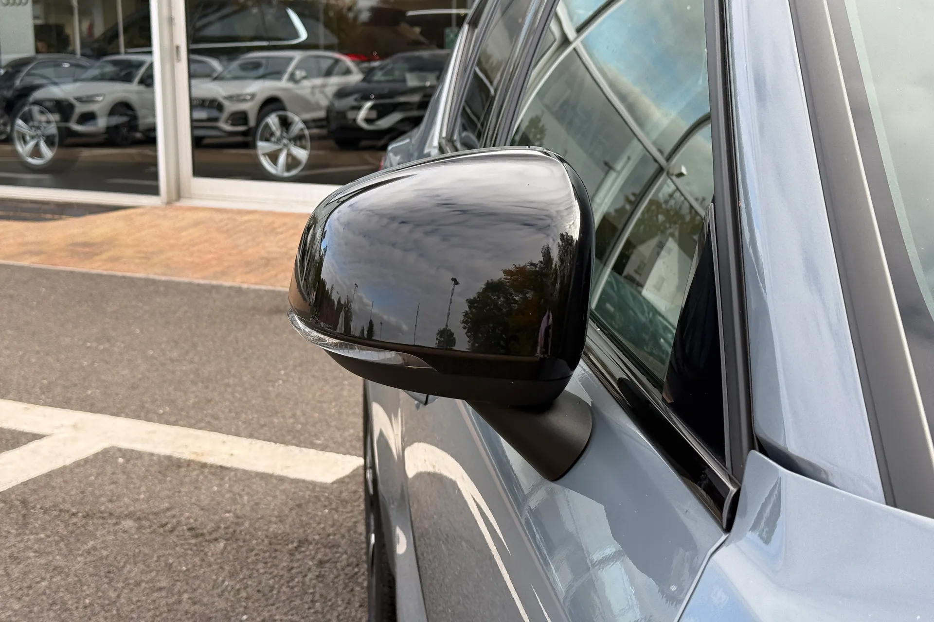 Volvo XC40 thumbnail image number 3