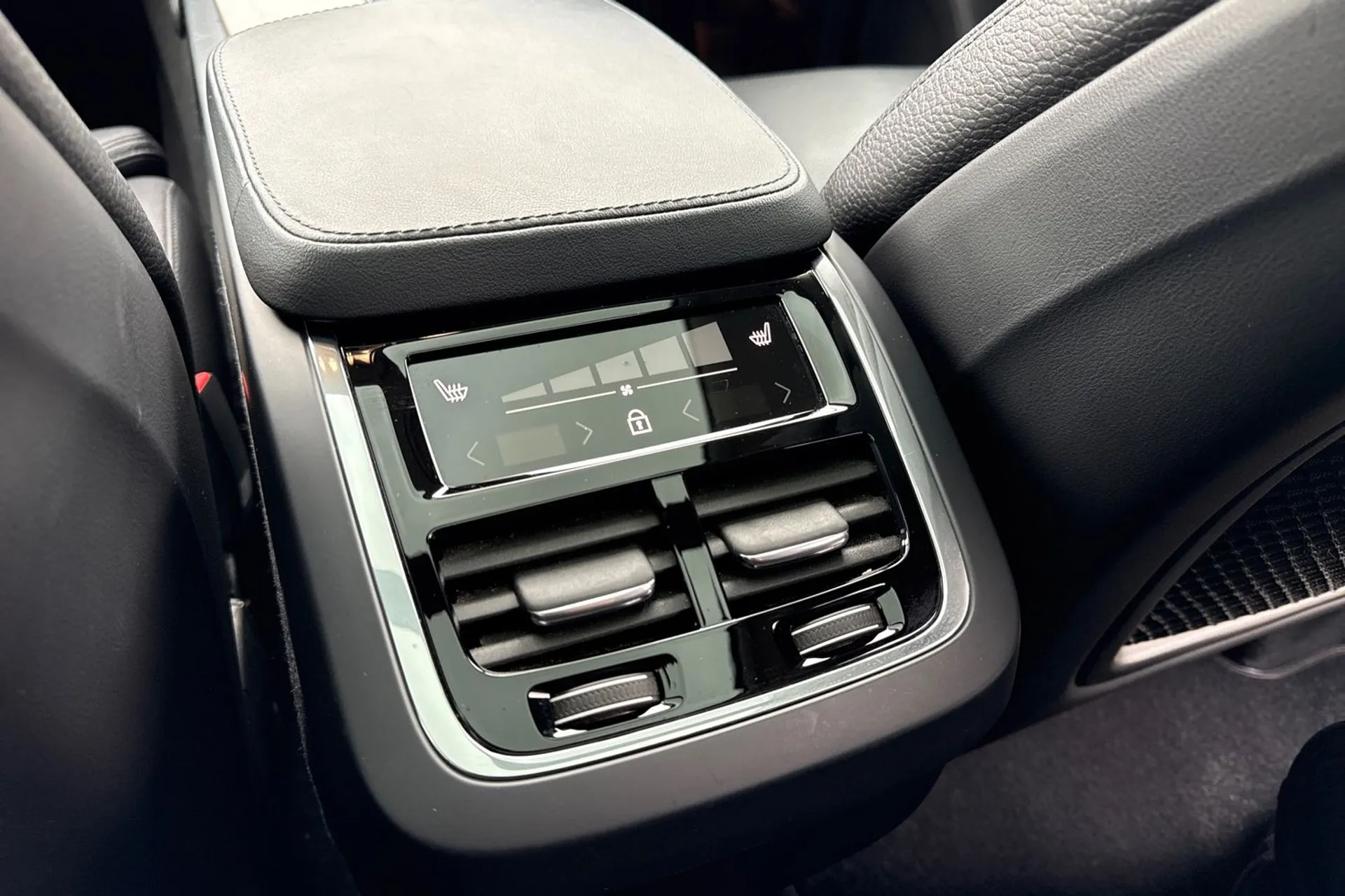 Volvo XC90 thumbnail image number 35