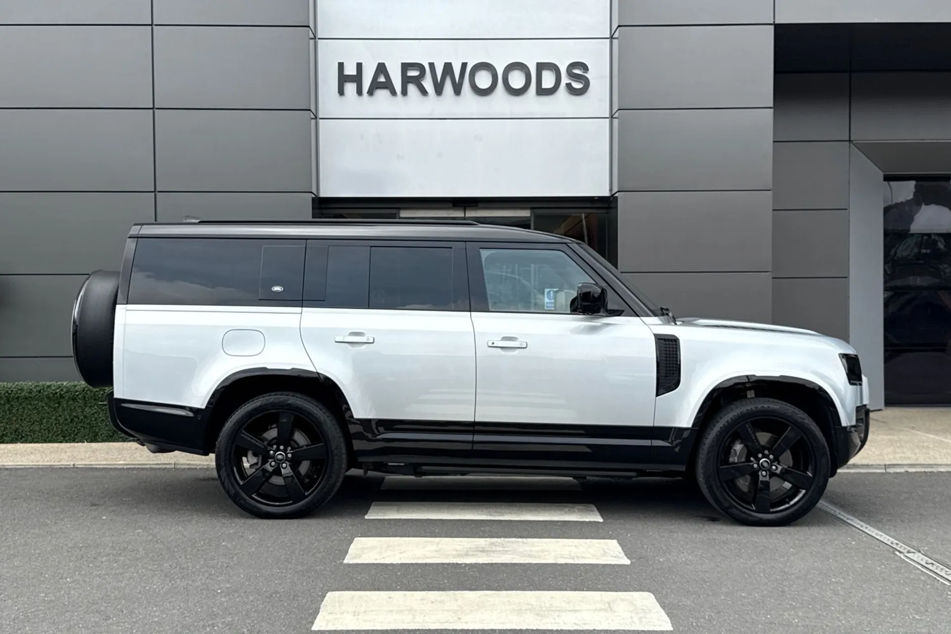 LAND ROVER DEFENDER thumbnail image number 2
