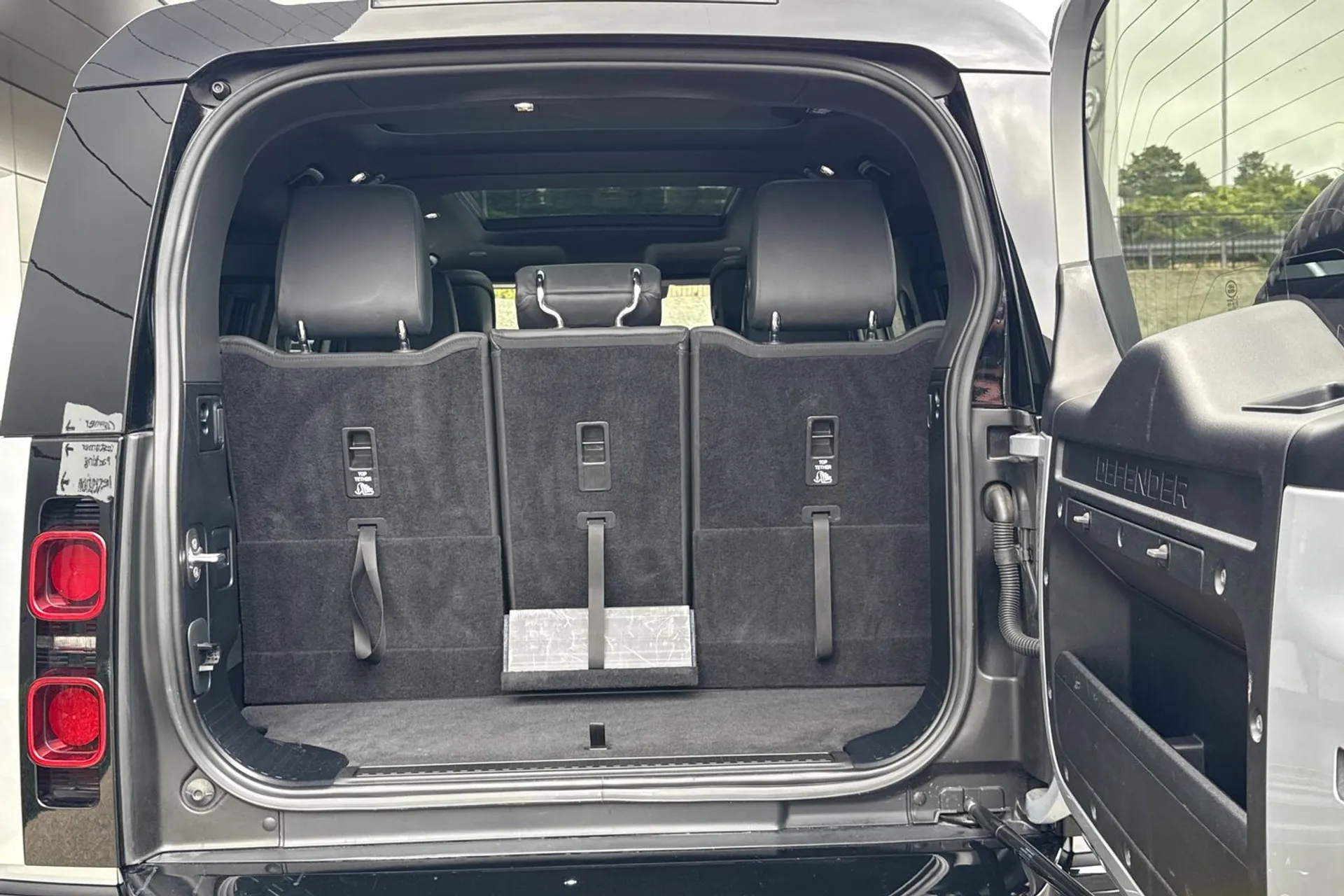 LAND ROVER DEFENDER thumbnail image number 37