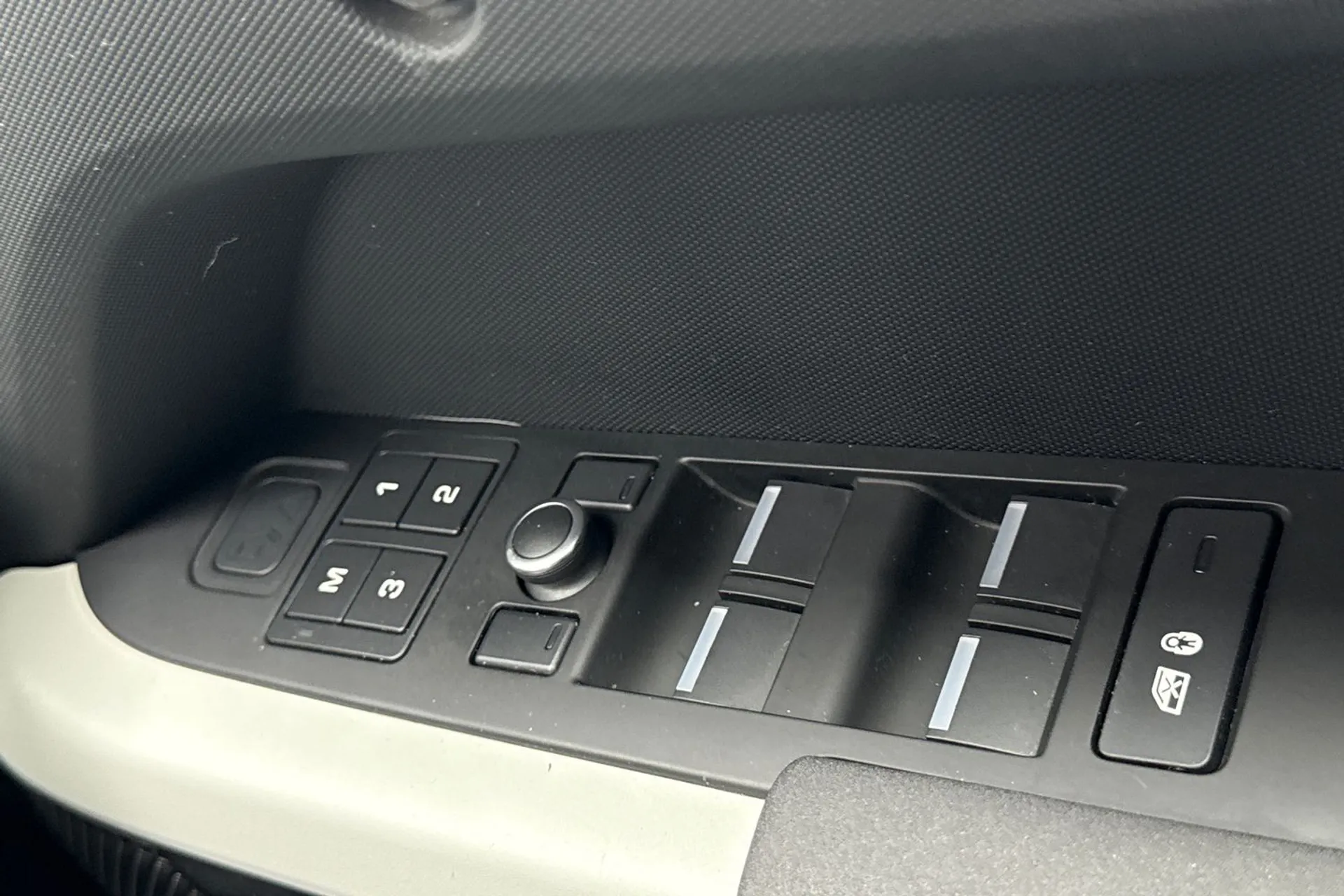 LAND ROVER DEFENDER thumbnail image number 21