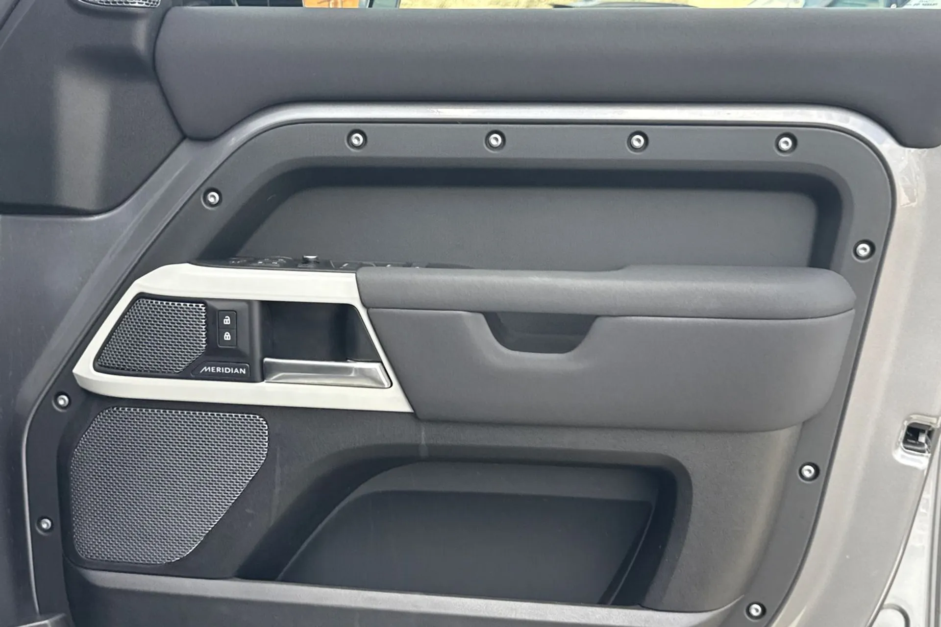 LAND ROVER DEFENDER thumbnail image number 20
