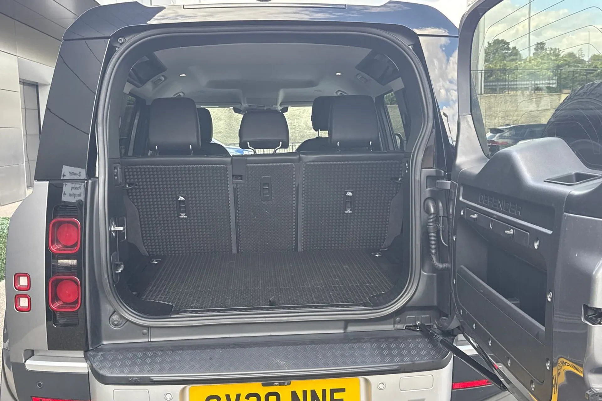 LAND ROVER DEFENDER thumbnail image number 36
