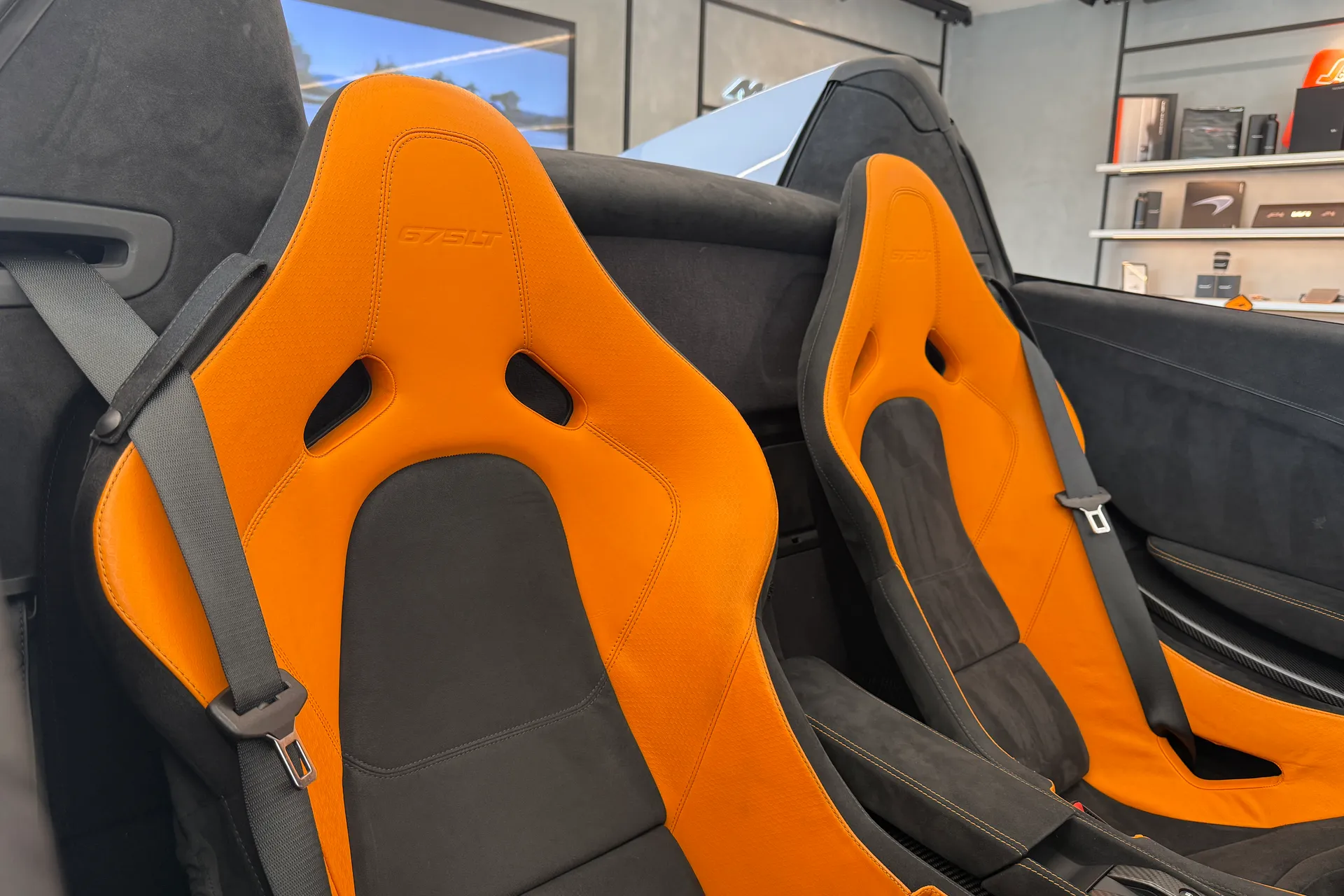 McLaren 675LT thumbnail image number 2