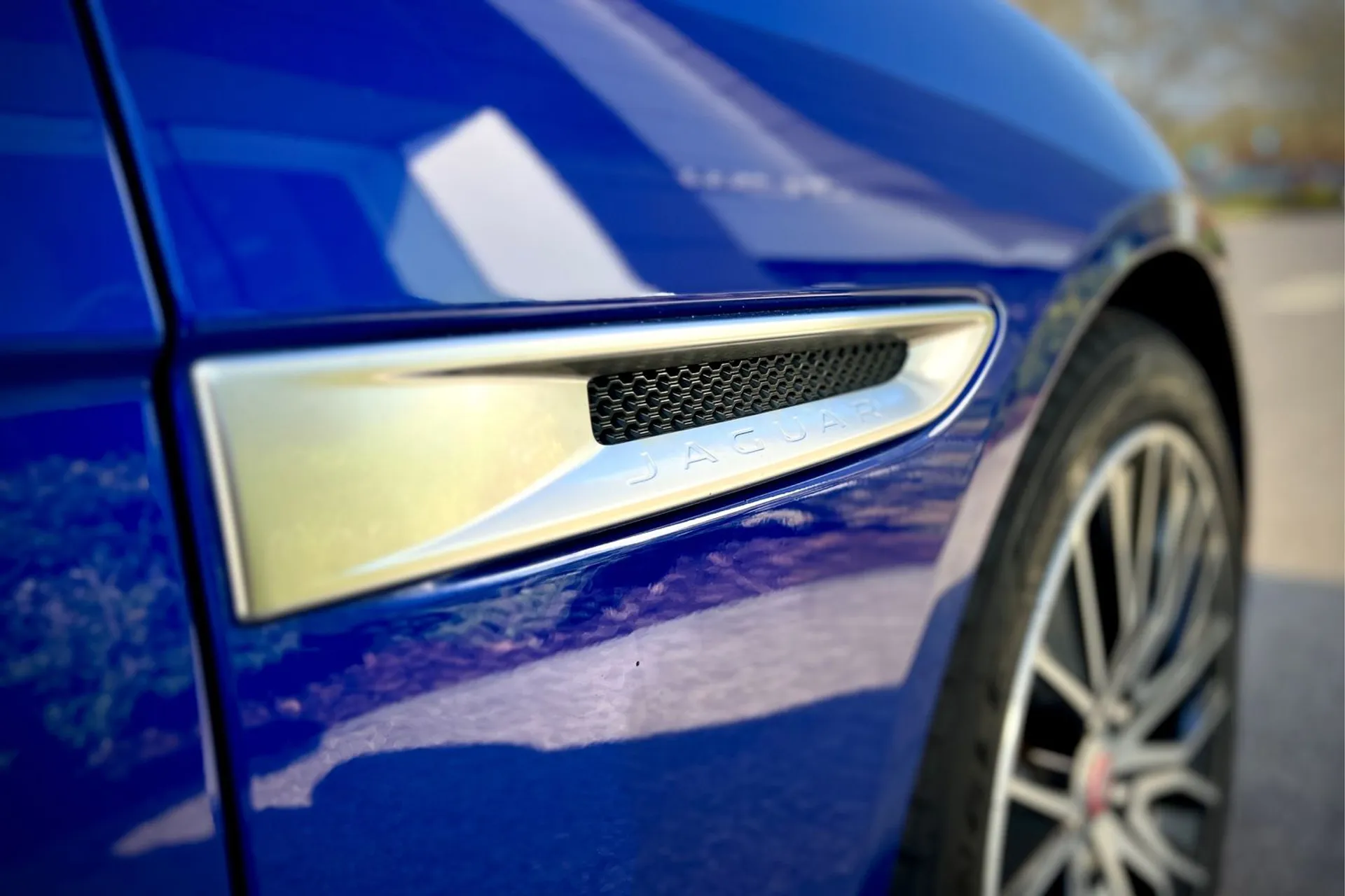 Jaguar XE thumbnail image number 12