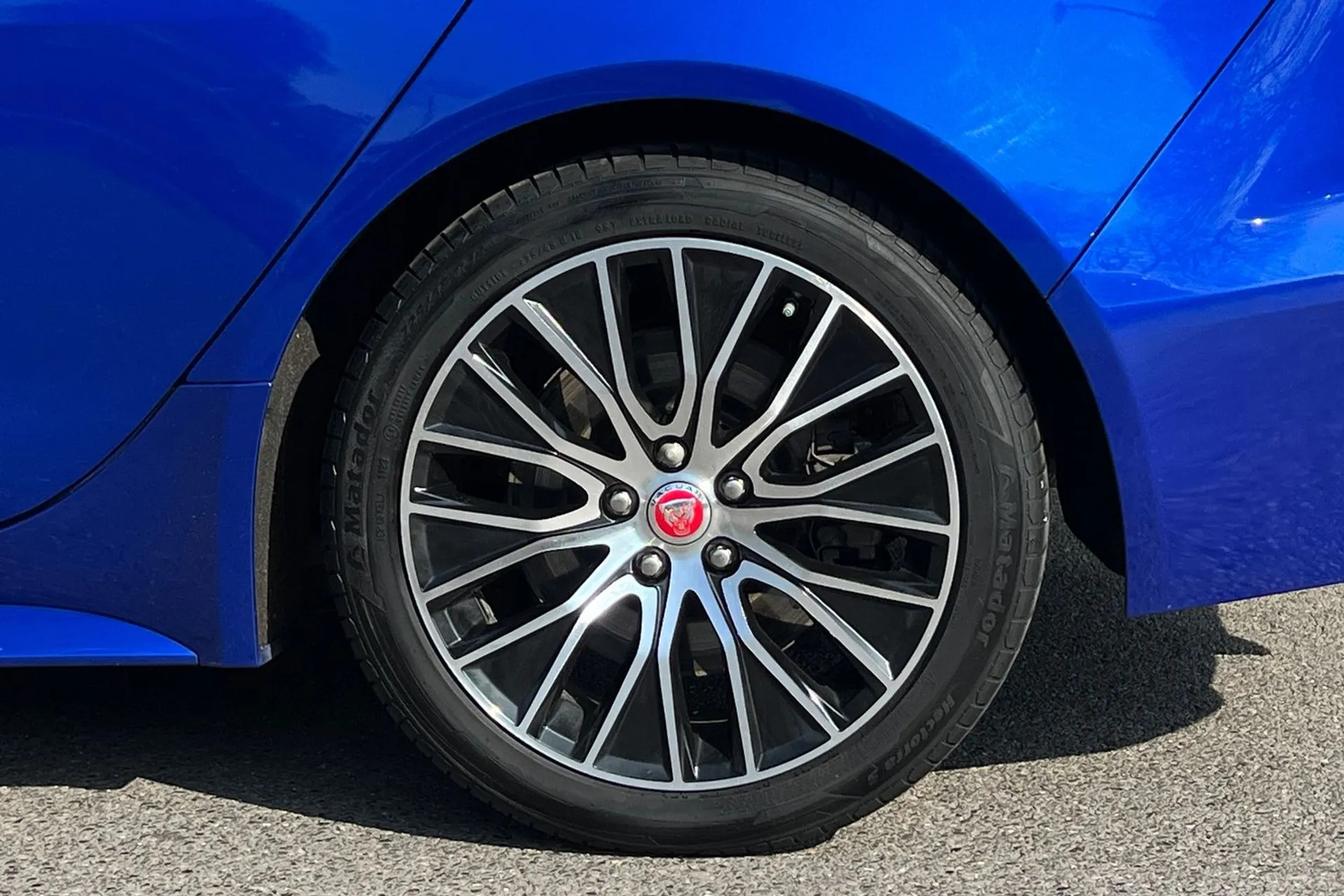 Jaguar XE thumbnail image number 15