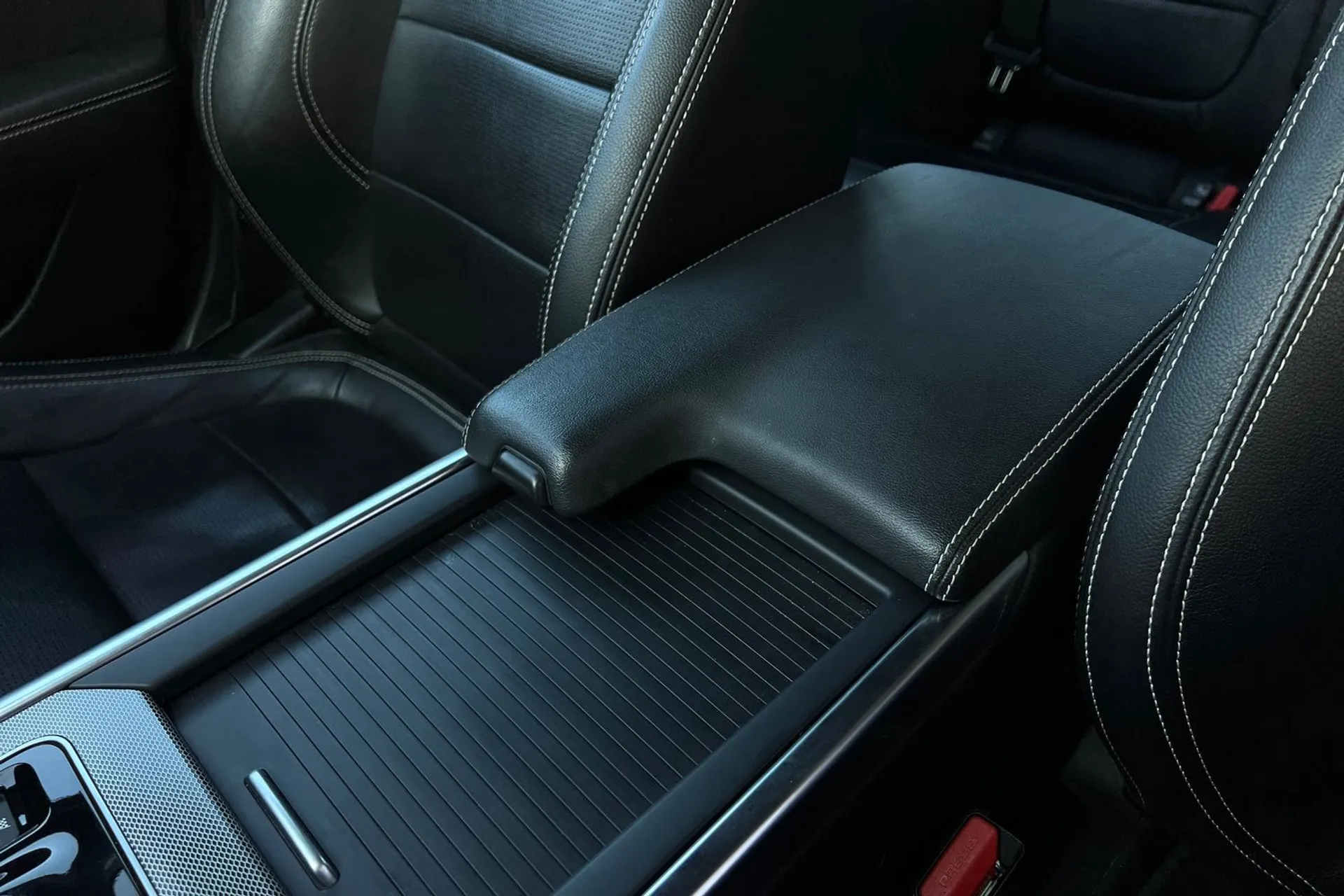 Jaguar XE thumbnail image number 47