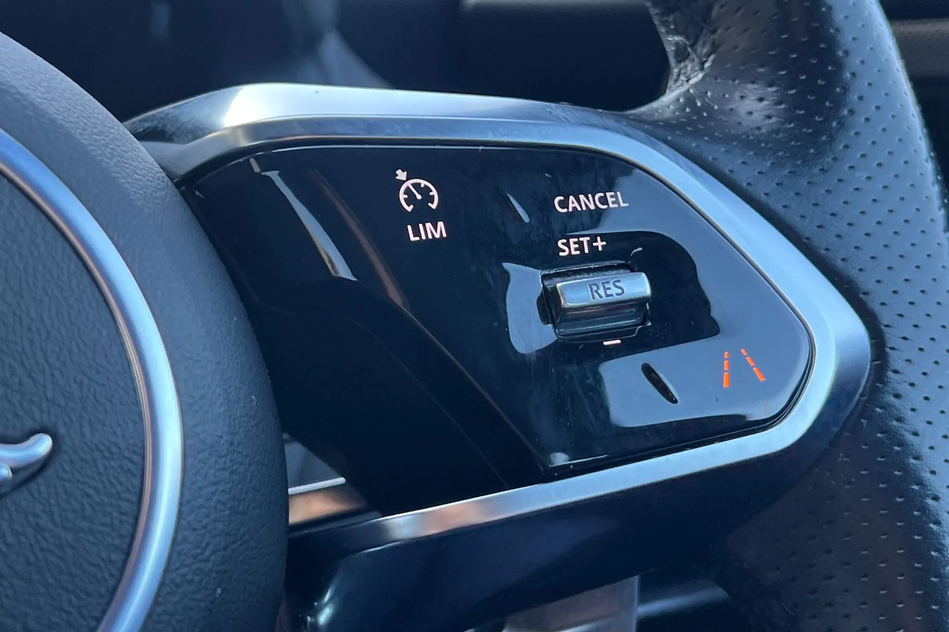 Jaguar XE thumbnail image number 43