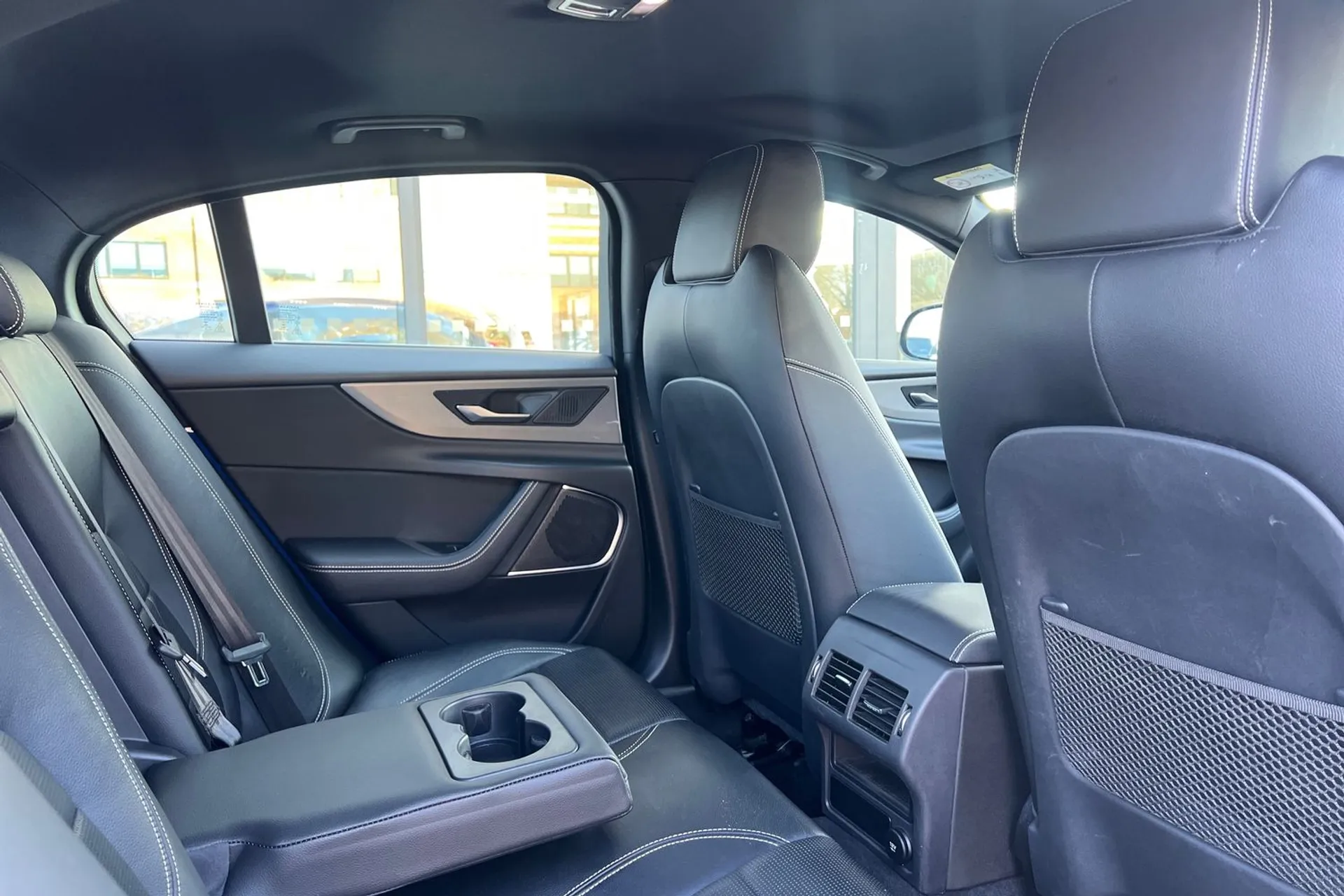 Jaguar XE thumbnail image number 32