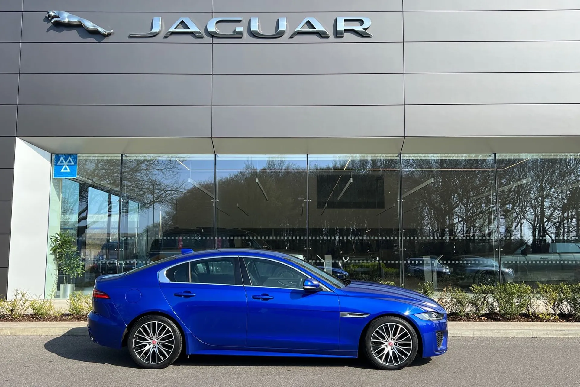 Jaguar XE thumbnail image number 2