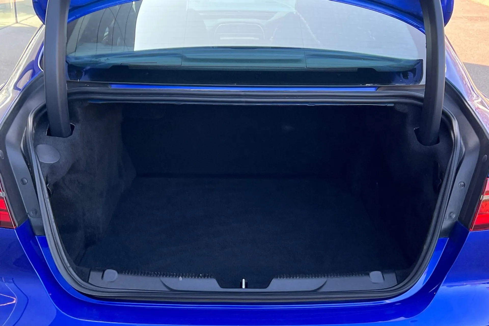 Jaguar XE thumbnail image number 28