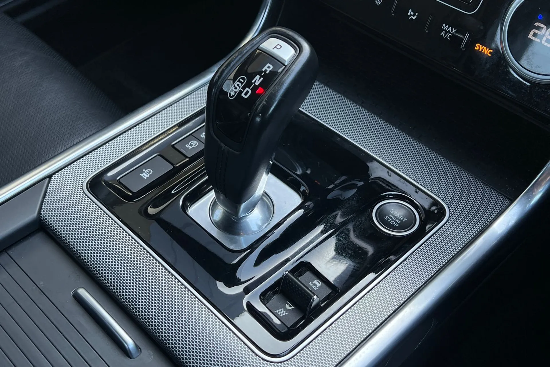 Jaguar XE thumbnail image number 22