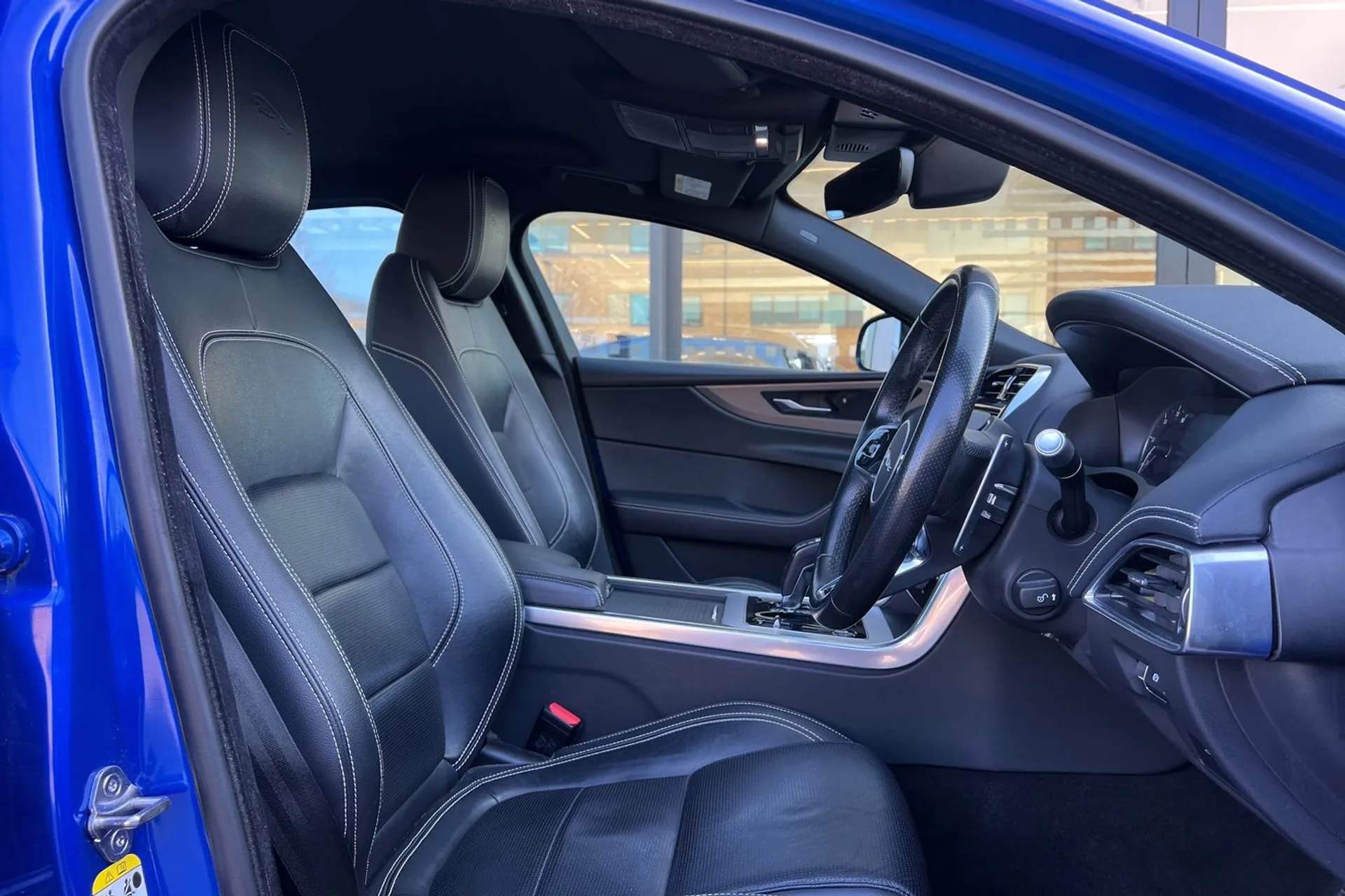 Jaguar XE thumbnail image number 36