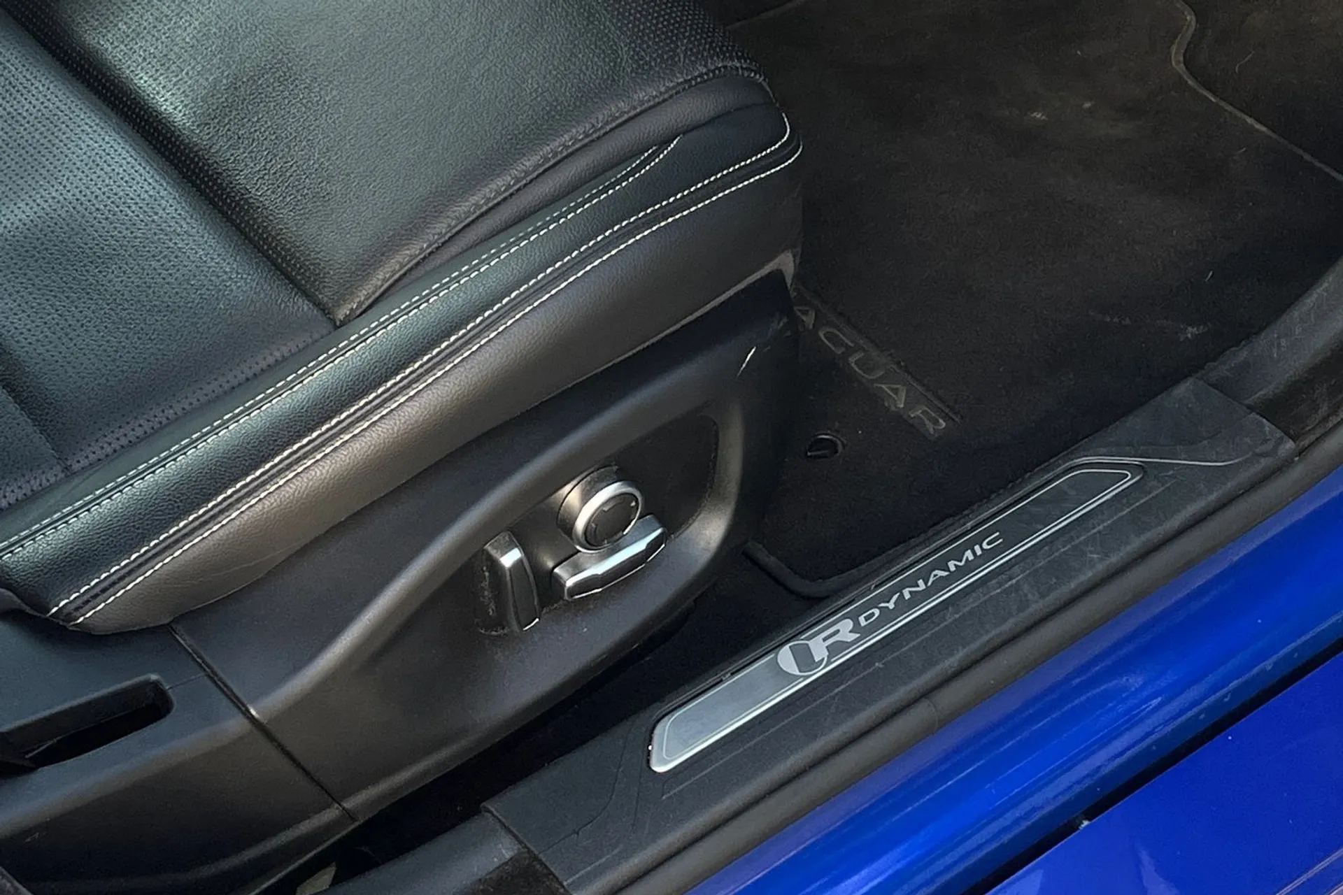 Jaguar XE thumbnail image number 38