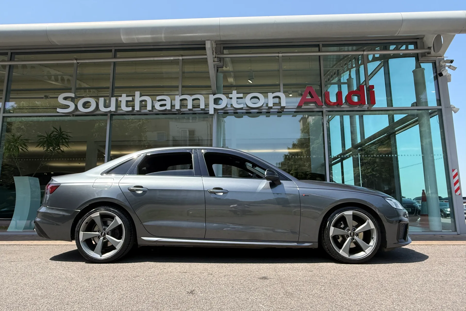 Audi A4 thumbnail image number 2