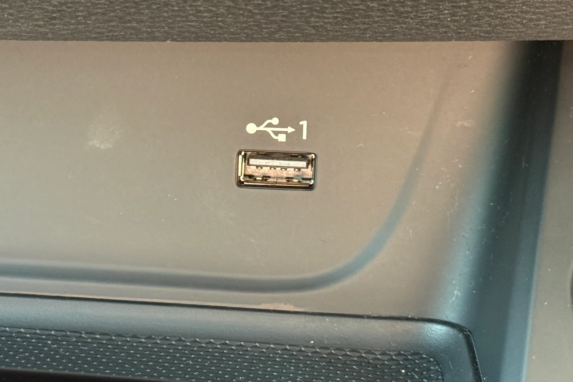 Audi A4 thumbnail image number 21