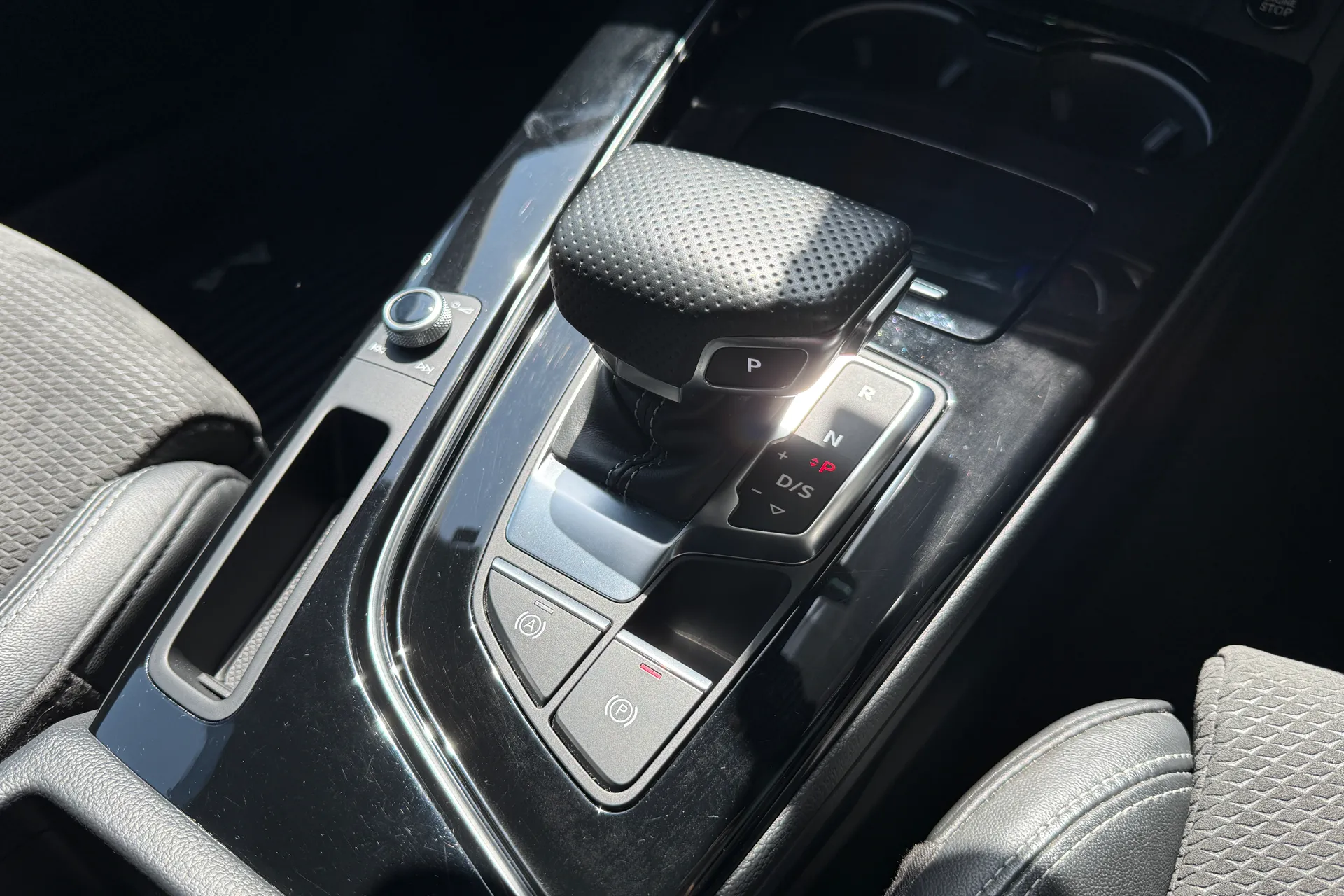 Audi A4 thumbnail image number 25