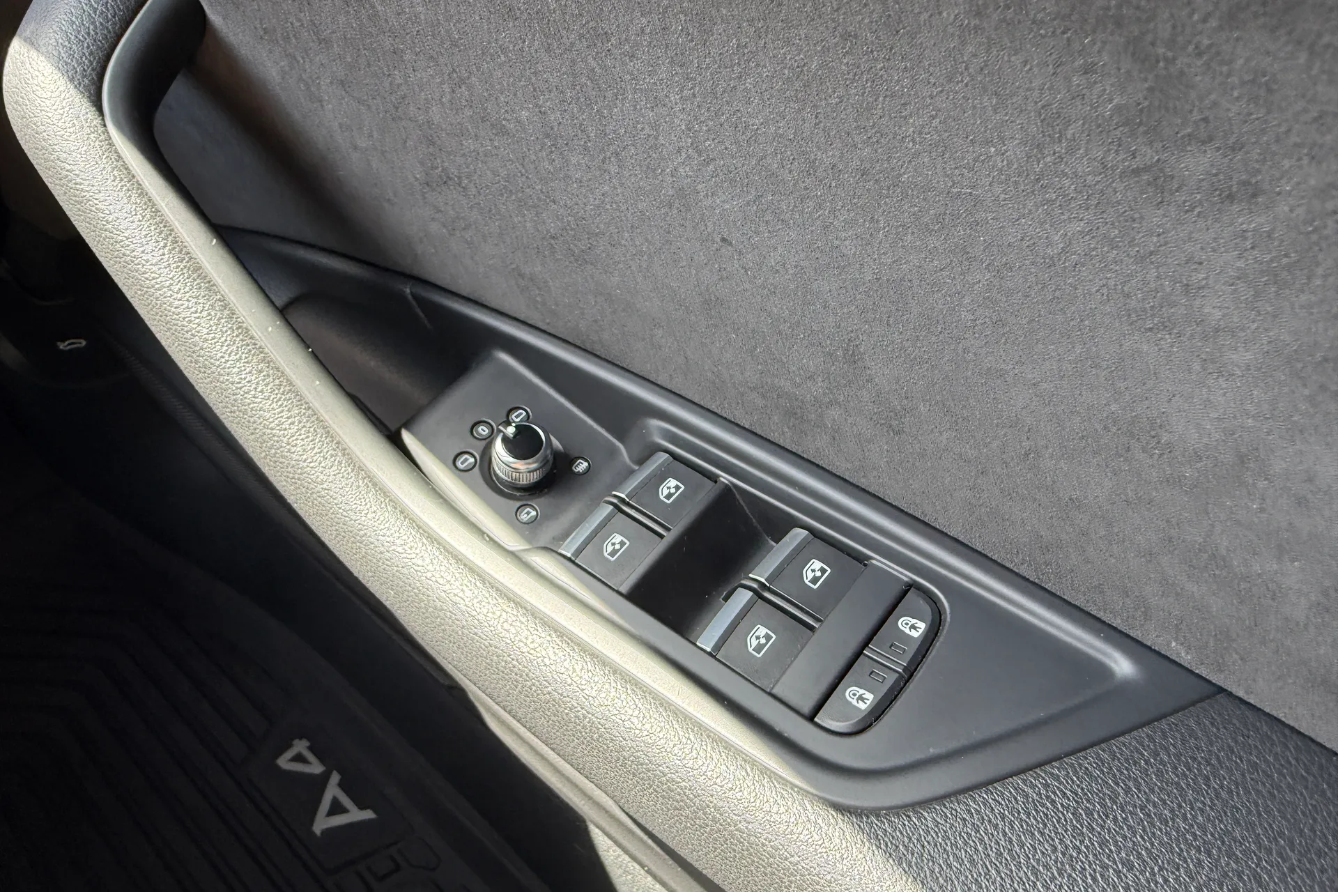 Audi A4 thumbnail image number 40