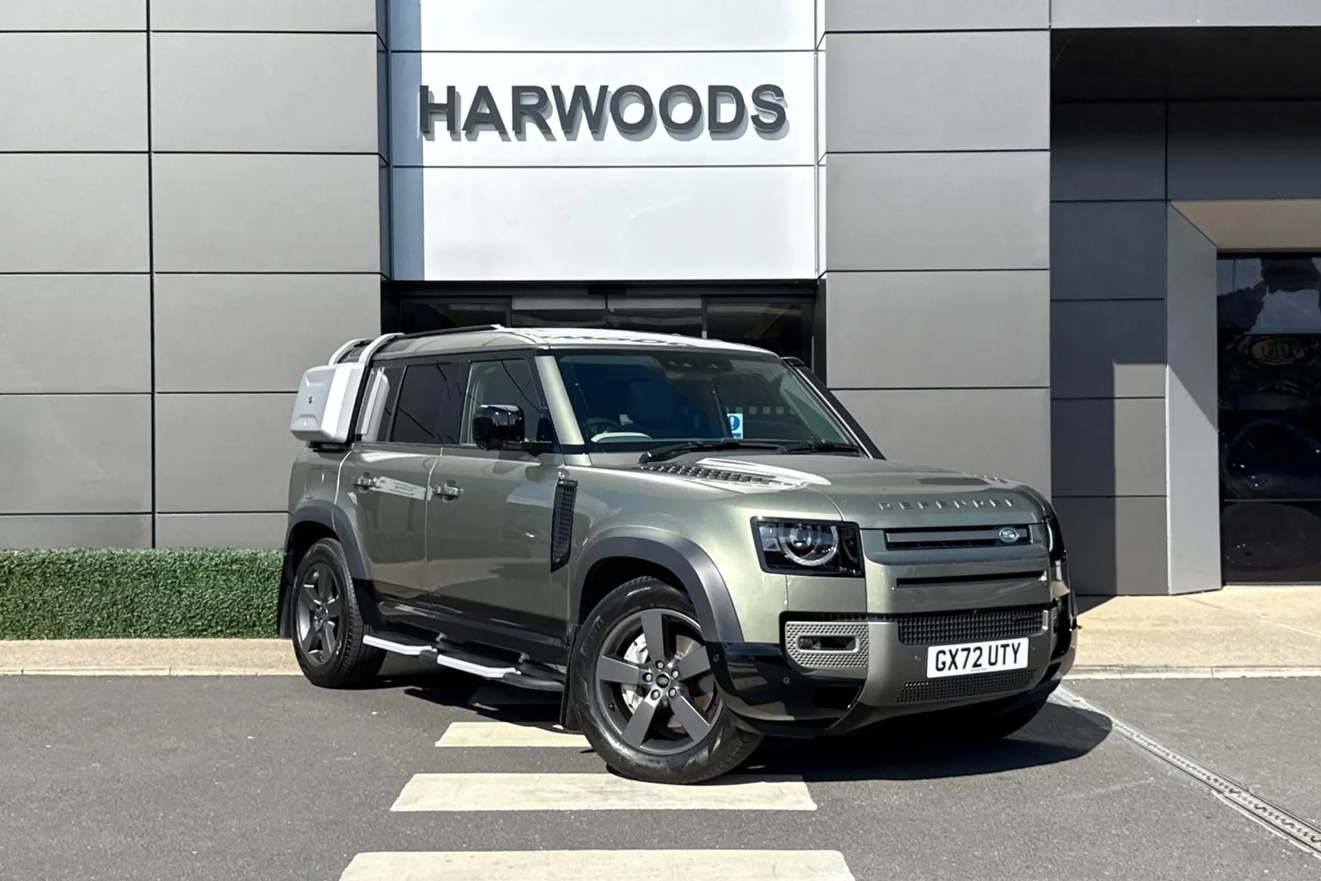 LAND ROVER DEFENDER focused image