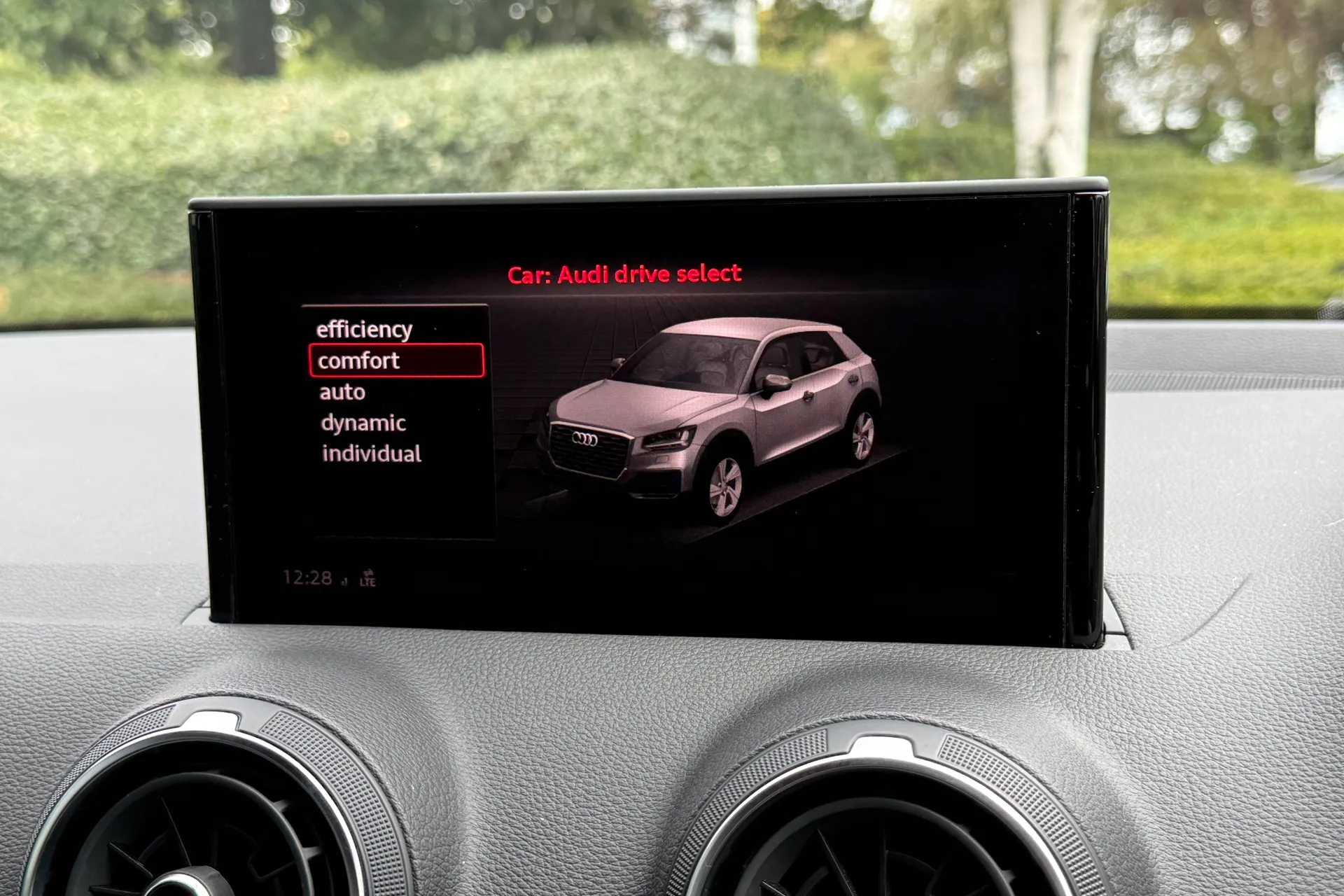 Audi Q2 thumbnail image number 18