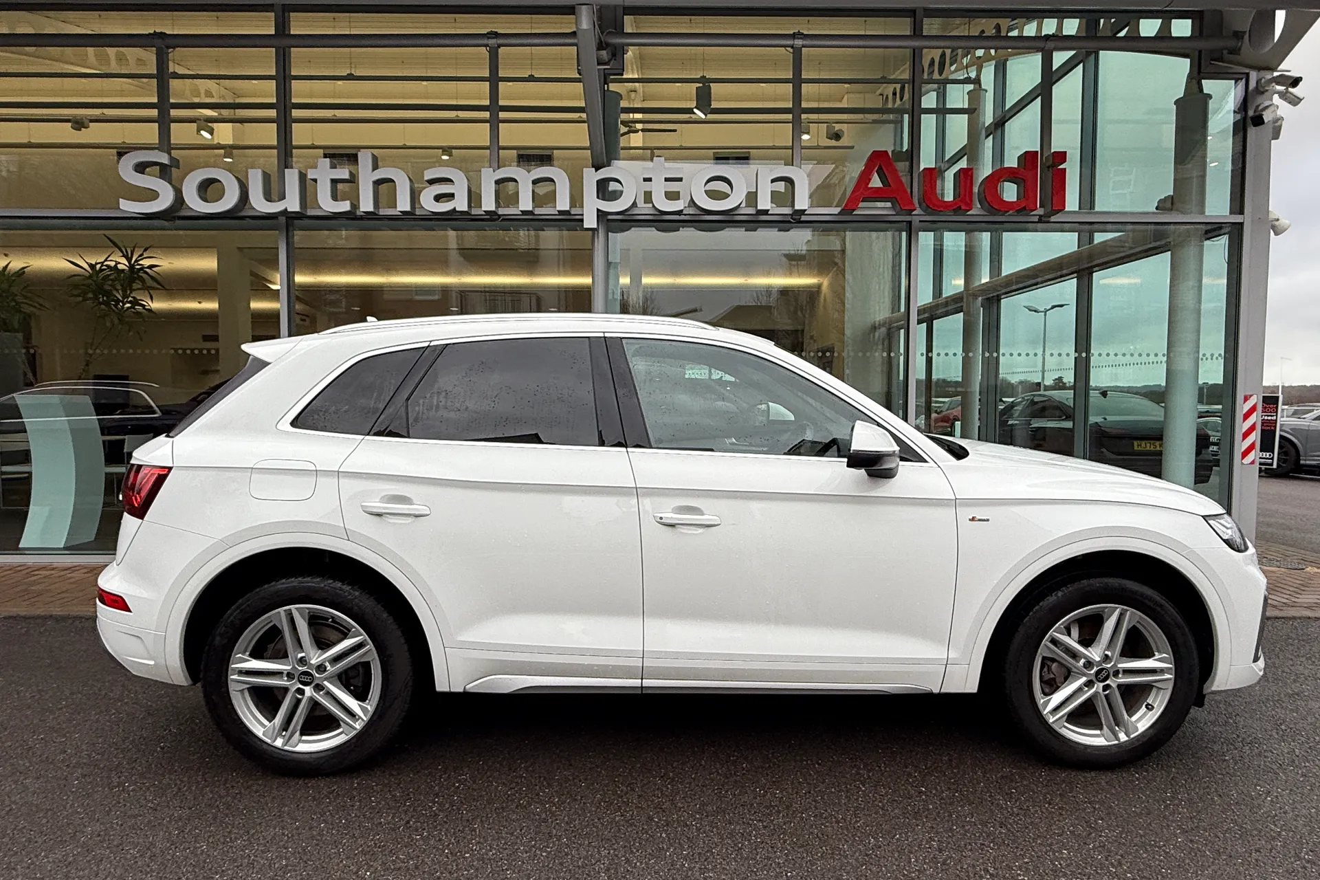 Audi Q5 thumbnail image number 2