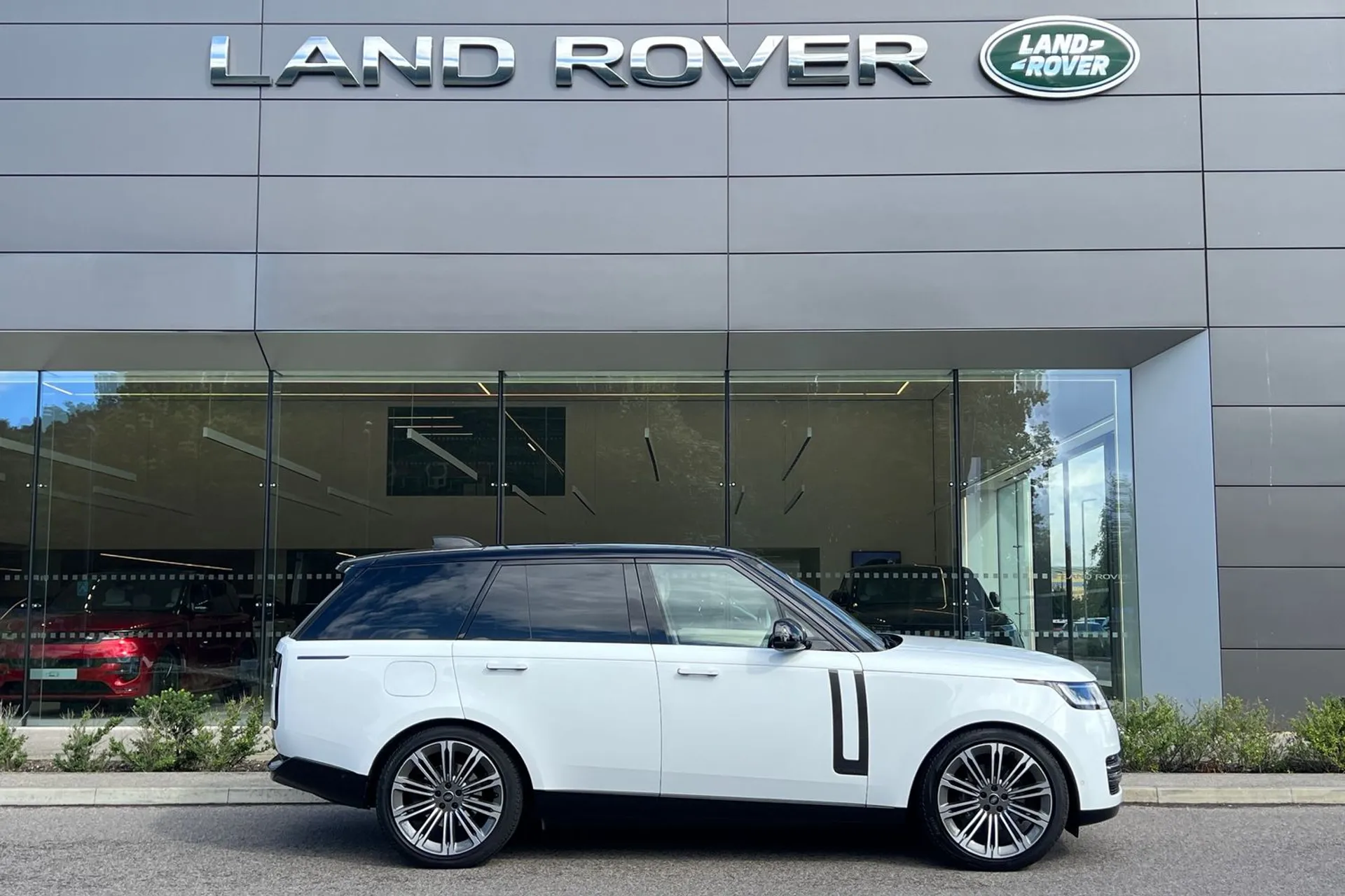 LAND ROVER RANGE ROVER thumbnail image number 2