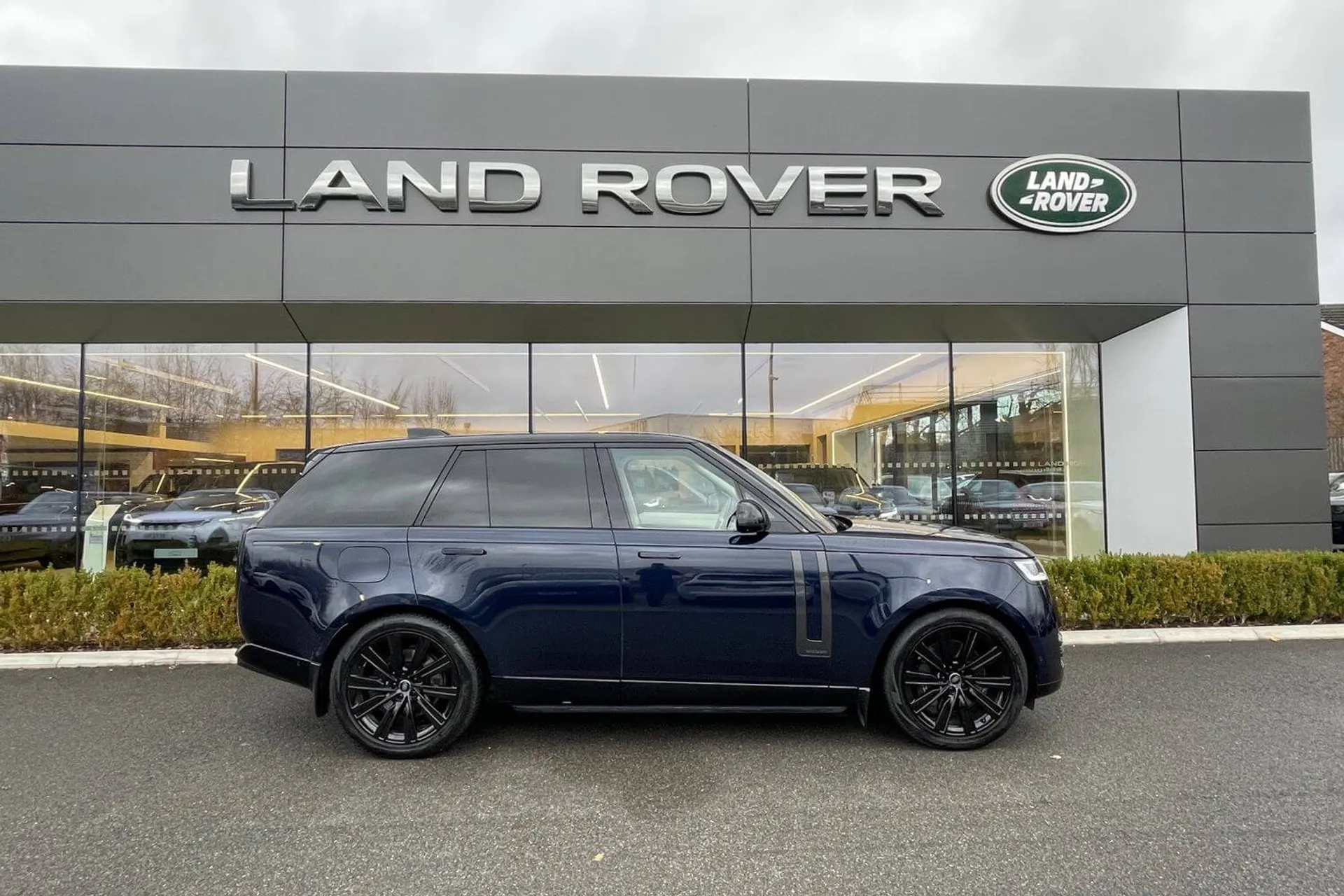 LAND ROVER RANGE ROVER thumbnail image number 2